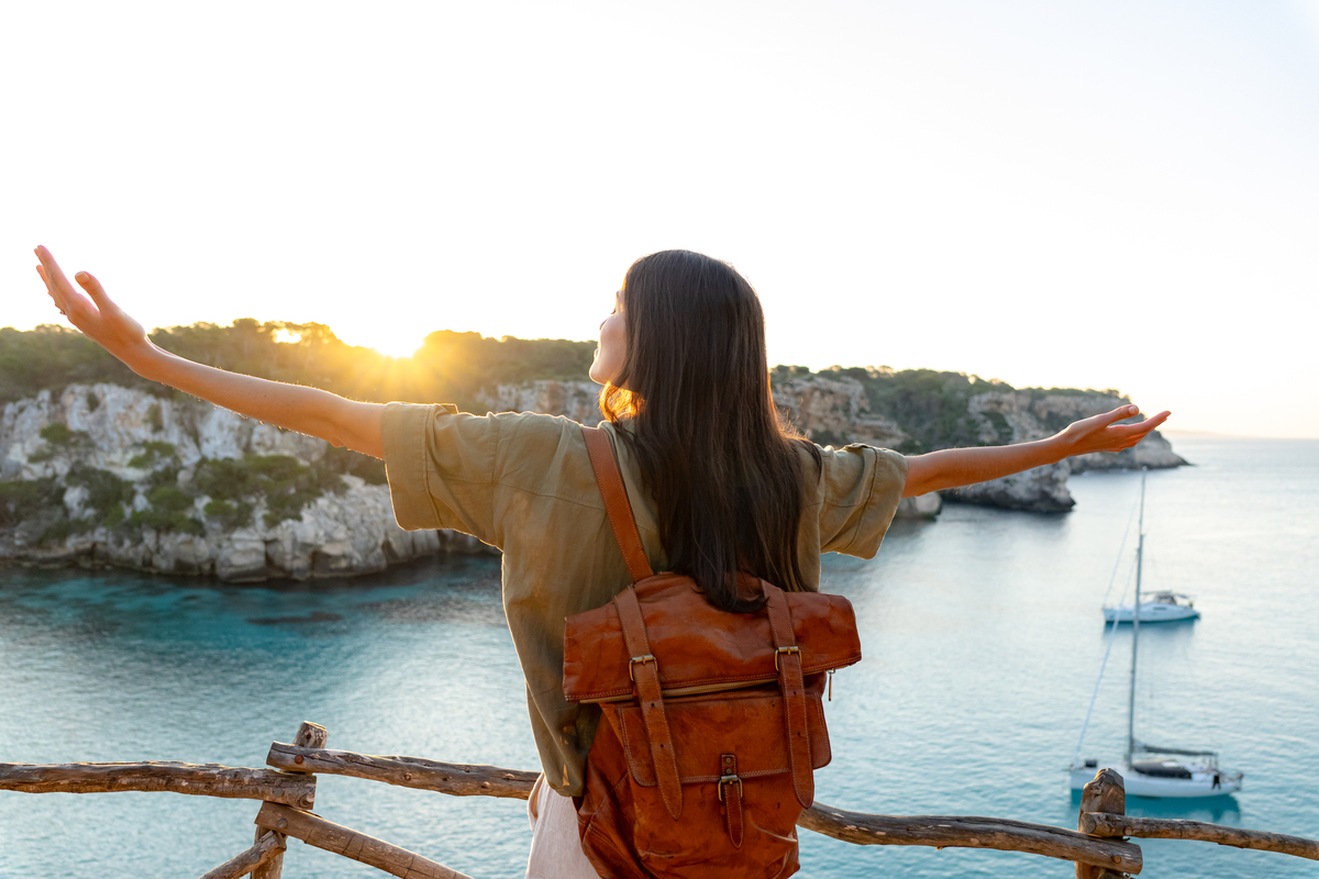 写篇标题为旅行是一种让人心灵与身体都得到充实的方式 的1200字文章并重新取个小红书爆文标题