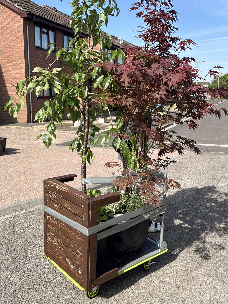 为小区定制生产的金属花箱已定位花箱绿植造景已布置到位小区档次好高环境好美的宣传文案