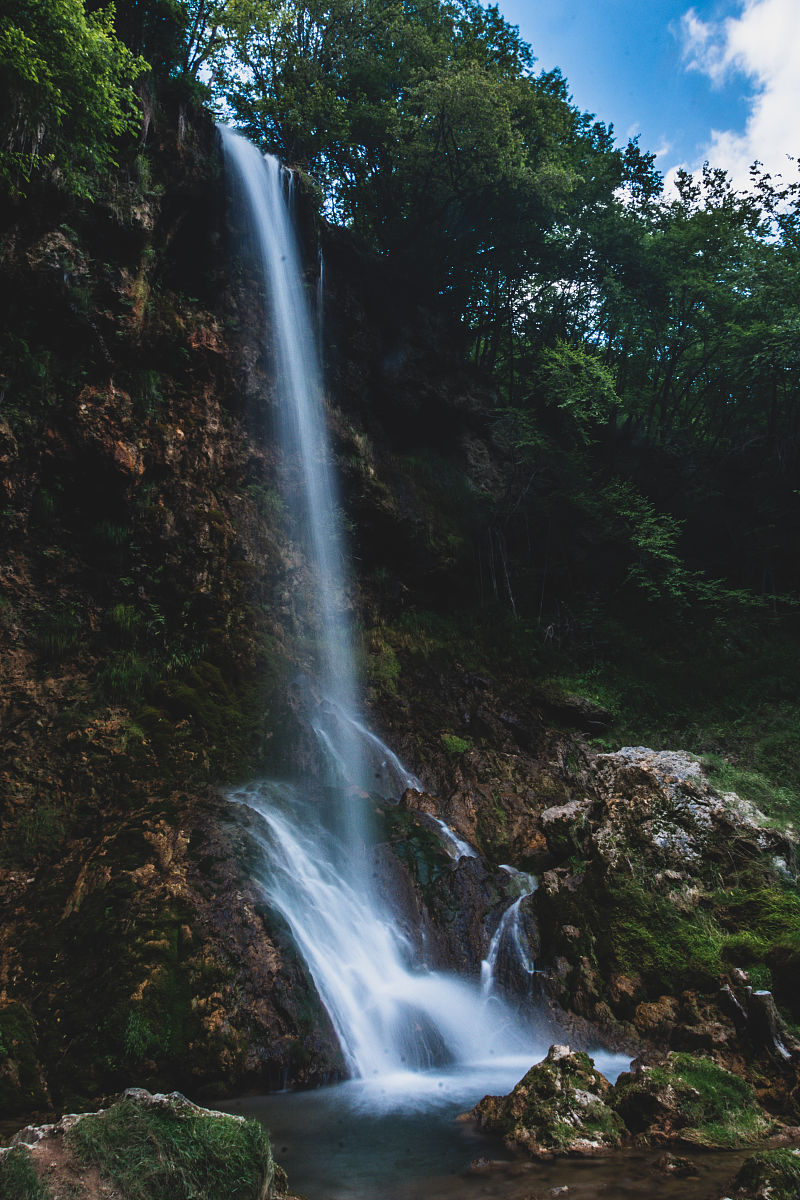 回顾并总结本课程所学的有关线性方程组的理论与计算。应包含但不限于如下内容：1-1齐次线性方程组解的结构：验证其解集是一个向量空间：非齐次线性方程组有解的充分必要条件：非齐次线性方程组在有解的前提下：如何求解、其解集与对应的齐次线性方程组解集之间的关系：1-2 简述解线性方程组在本课程其他章节中的应用：1-3 如何求两个线性方程组的公共解？可通过举一个简单的例子说明：1-4 反求线性方程组的问题：通