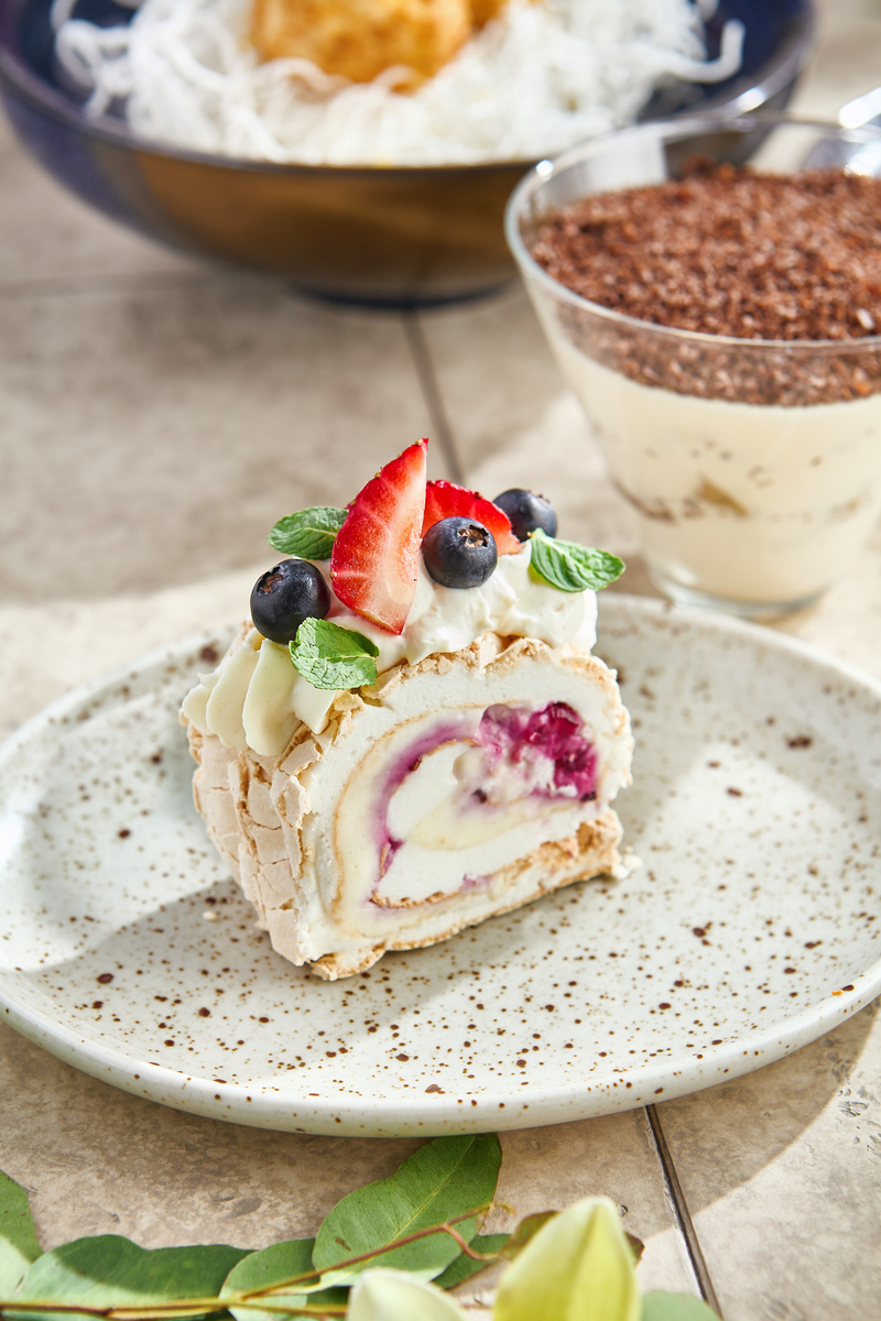 产品：原味贝果、玫瑰乳酪贝果、香芋咖啡乳酪贝果、巧克力贝果、伯爵苹果贝果、咖啡栗子贝果、全能贝果、乳酪贝果、京都三色贝果内容：一篇贝果系列的微信推文9款贝果每一款都需要商品描述。要求：每一款商品描述字数控制在50字全文控制在700字风格：语言跳脱文笔诙谐有趣