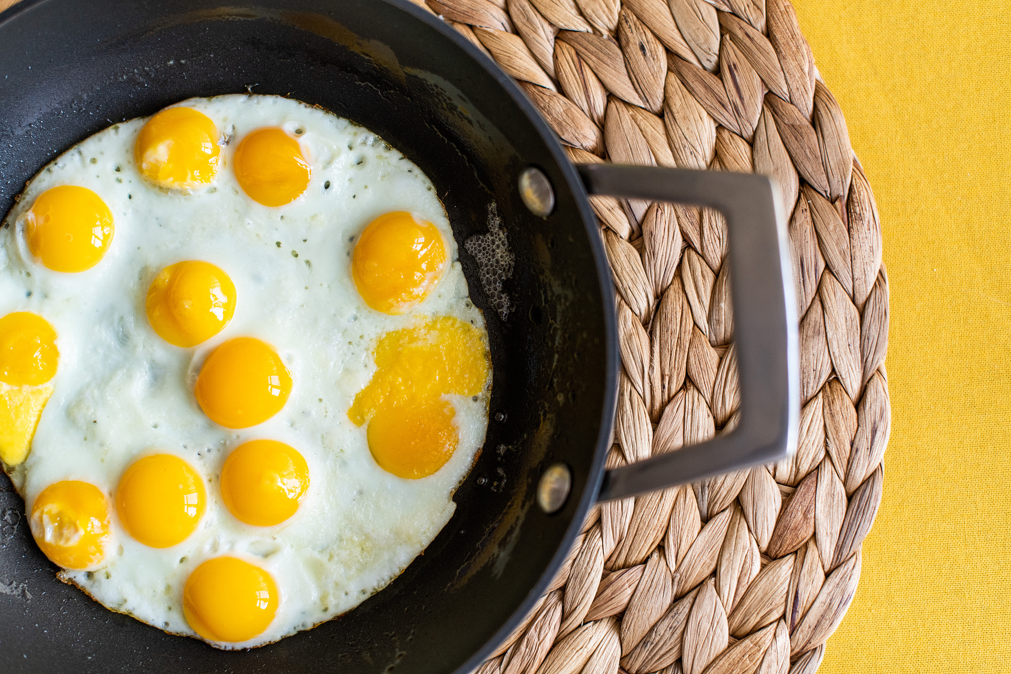 1、对于一家三口来说无论是短途旅行还是郊区散心周末就是家庭出游的最佳时间。然而对于不少非全职爸妈来说周末还要早起为家人准备早餐也是一件既甜蜜又痛苦的事情。但是不用担心！100种懒人营养的早餐里这些搭配就能满足你既想赖床、又想准备营养早餐的需求。2、介绍3种无穷鸡蛋&无穷鹌鹑蛋早餐搭配：无穷盐焗鸡蛋+三明治无穷鹌鹑蛋+水煮面无穷盐焗鸡蛋+豆浆+面包3、从品质、营养、口味三方面阐述为何无穷蛋类食品能够