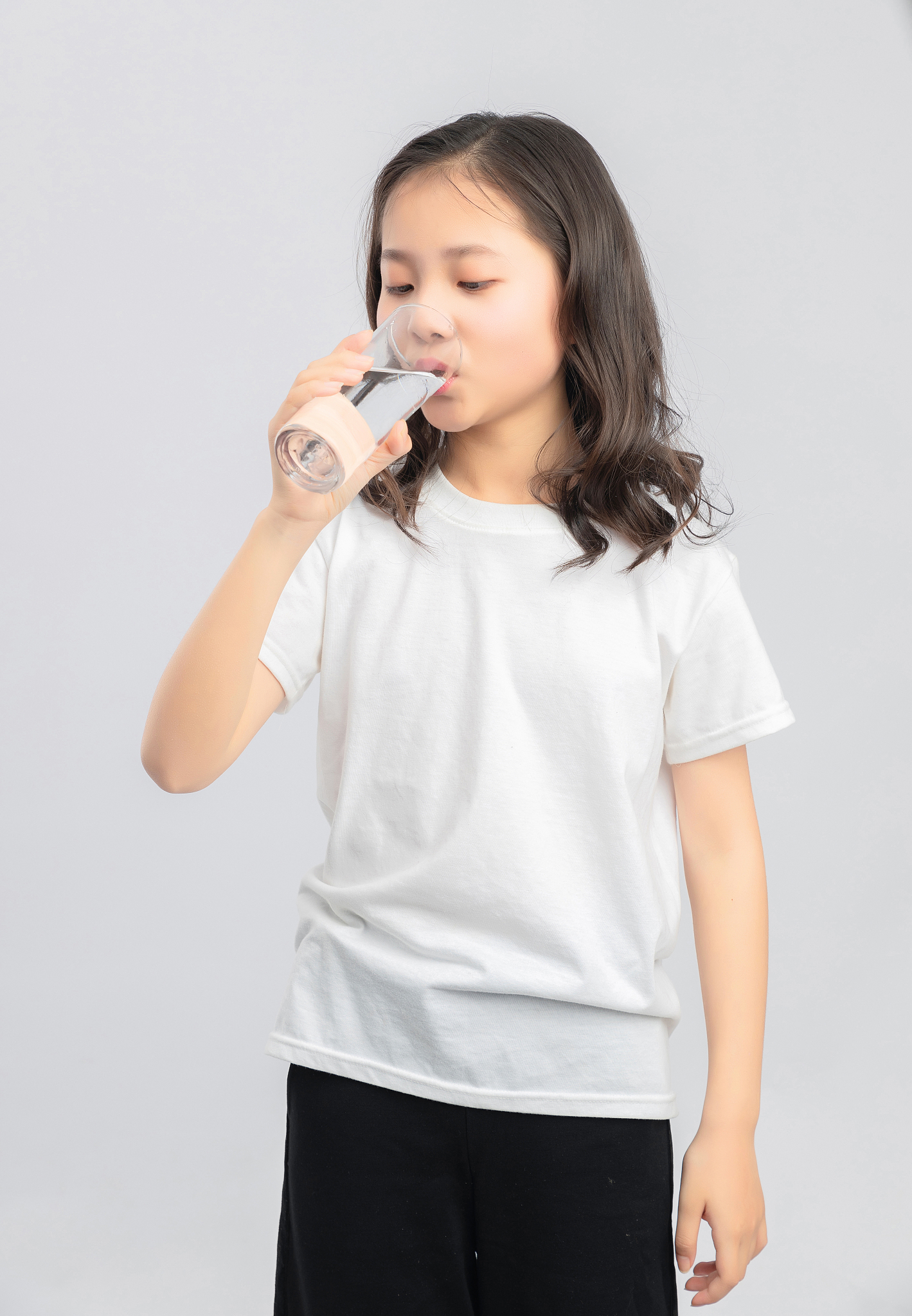 灰色背景里的亚洲小学女生