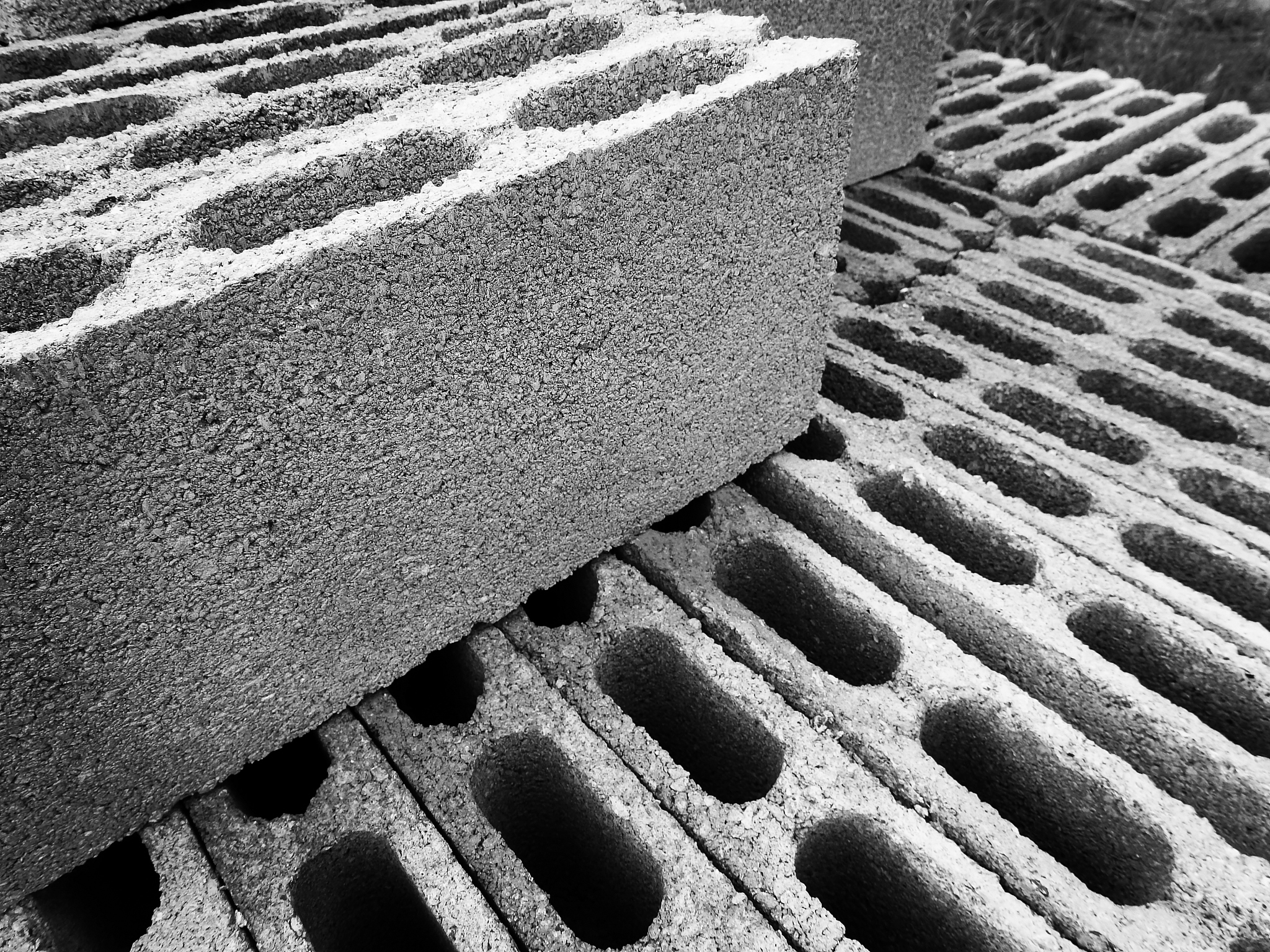 将下面这段话改变语序：超高性能混凝土UHPC的名称形成于本世纪超高性能混凝土的设计理论是最大堆积密度理论densified particle packing其组成材料不同粒径颗粒以最佳比例形成最紧密堆积即毫米级颗粒骨料堆积的间隙由微米级颗粒水泥、粉煤灰、矿粉填充微米级颗粒堆积的间隙由亚微米级颗粒硅灰填充。早在1931年Andressen就建立了最大堆积密度理论的数学模型。然而直到上世纪七十年代末在