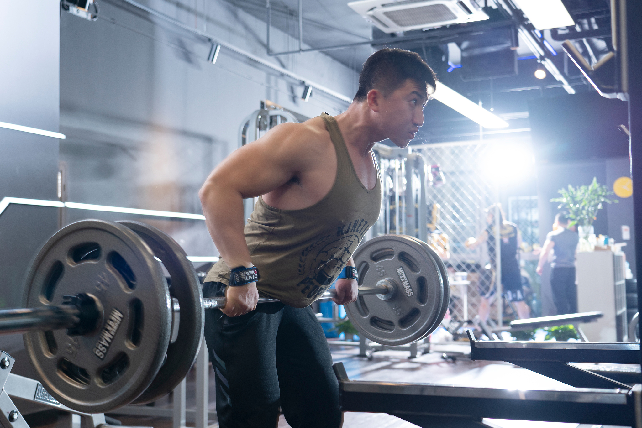 杠铃深蹲330kg是什么水平