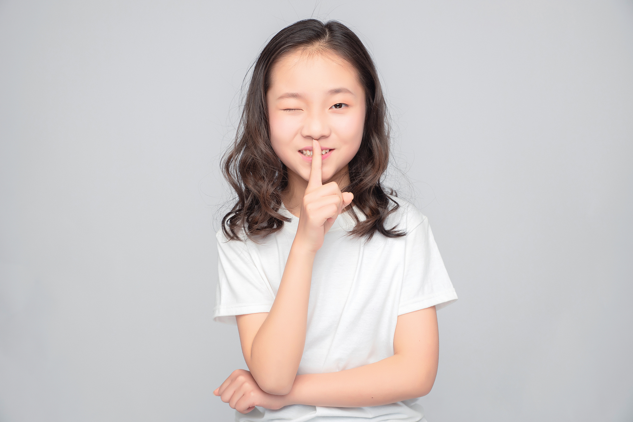 灰色背景里的亚洲小学女生