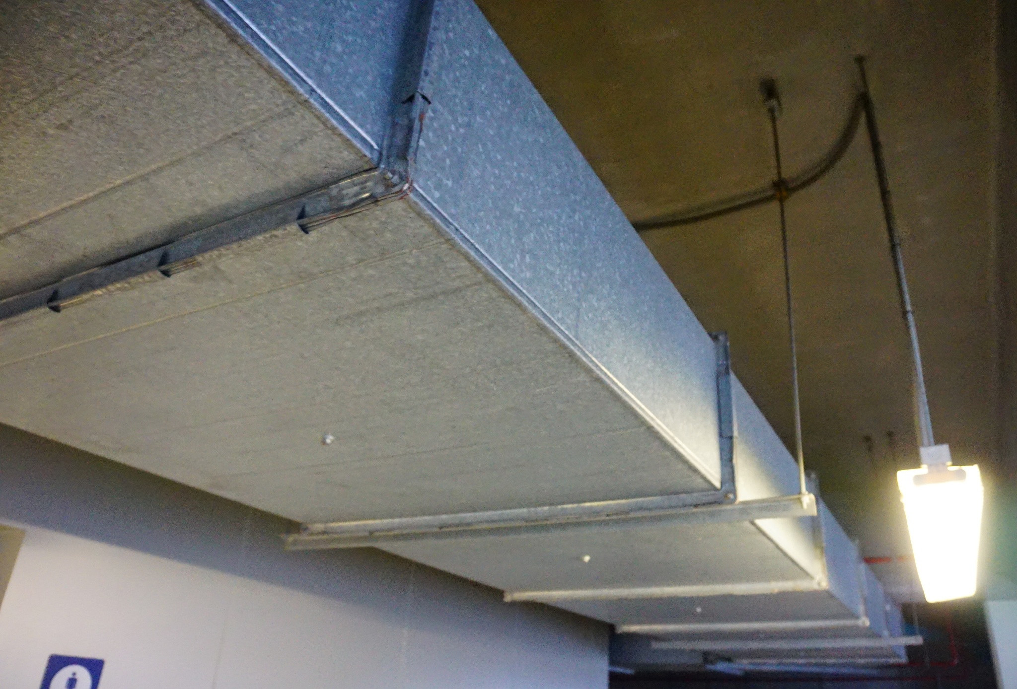 3300平方米高度35的办公室需要多大的排烟风机帮我用200字详细描述