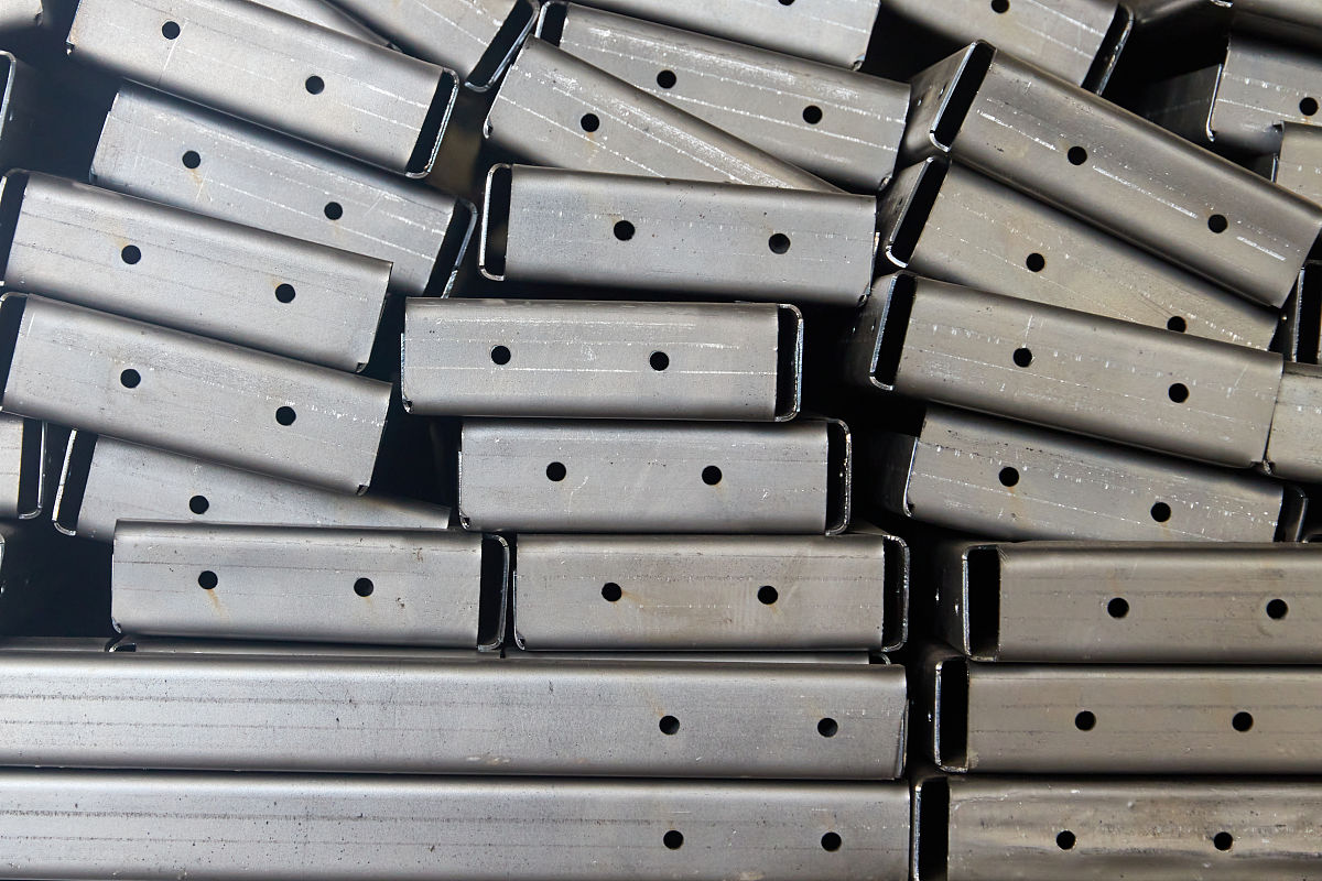 铝装饰型材厂的秘密武器：冲孔模具间全景展示！