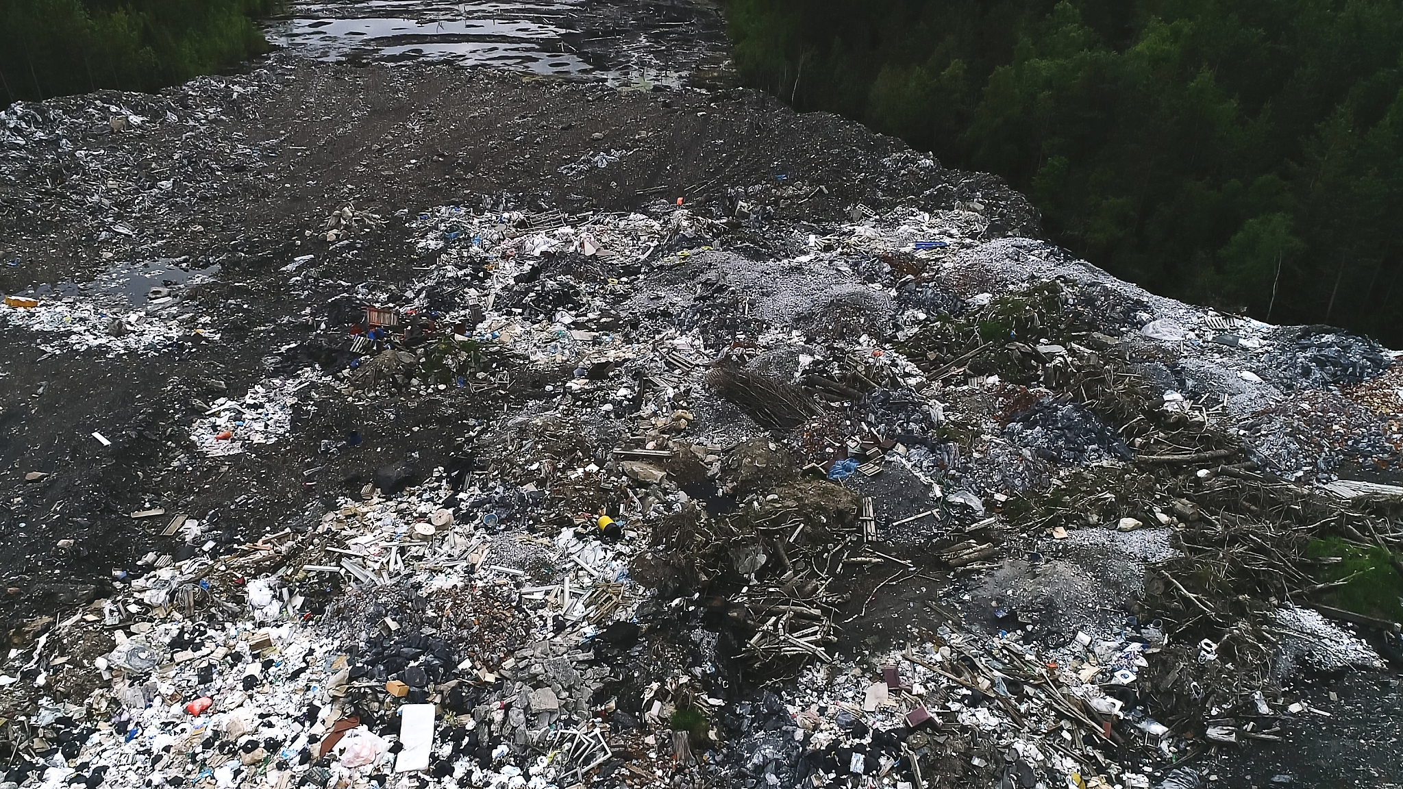 Urgent Deck and Hull Cleaning Underway to Prevent Oil Pollution Ahead of Rain