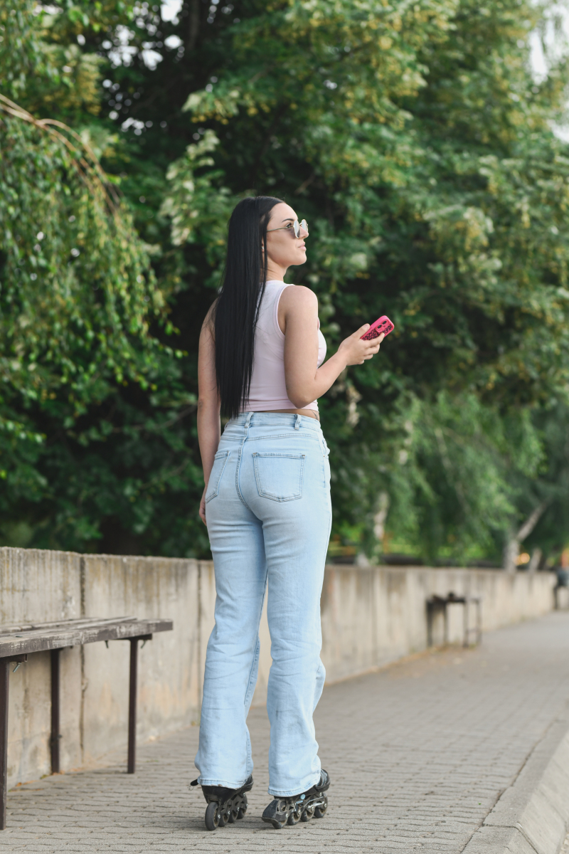 如果世界上所有牛仔裤都有了生命会自己走动交流和使用物品会怎么样以此写一篇2000字的小说重点突出紧身牛仔裤有生命时人们的反应惊讶更性感的牛仔裤在人身上突然开始动时人们的害怕和牛仔裤们对皮裤做的性感的事情注意！皮裤不同于牛仔裤皮裤并没有出现有生命的情况要突出牛仔裤的性感！！例子一条性感的紧身牛仔裤突然有了生命她从女人身上退去站到一边开始走动人们吓坏了要多用细节描写