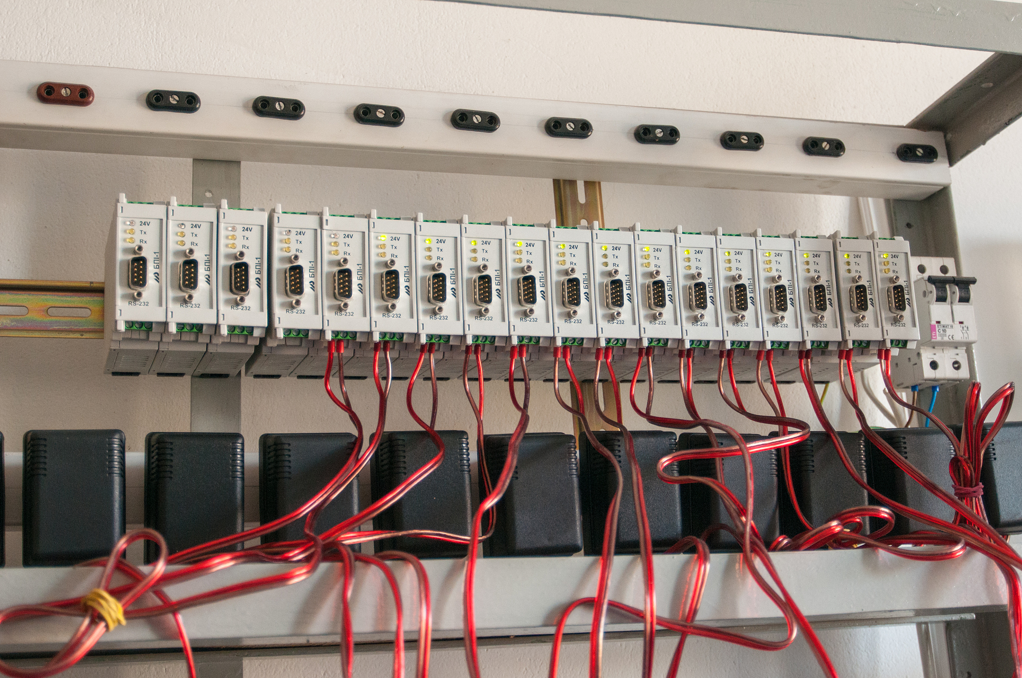 写出电压互感器的技术发展前沿电压互感器是电力系统中必不可少的测试和测量设备它的技术也在不断发展和改善。以下是电压互感器的技术发展前沿：1 数字电压互感器：数字电压互感器是将模拟信号转换为数字信号的一种互感器可以实现高精度、高频响和高稳定性的测量比传统的模拟电压互感器具有更好的抗干扰能力。2 无线电压互感器：无线电压互感器采用无线通信技术可以直接读取电压信号并远程传输数据避免了传统有线互感器需要引线