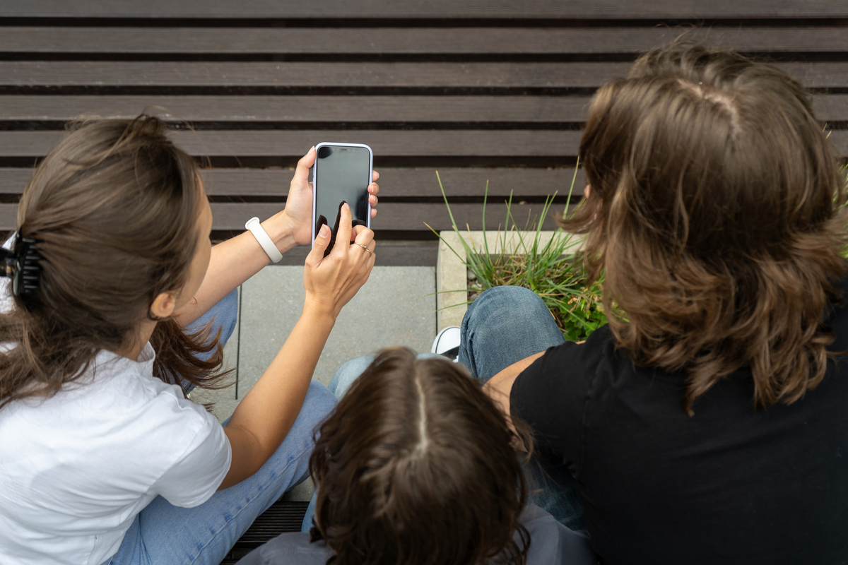 小孩子沉溺手机父母如何对待