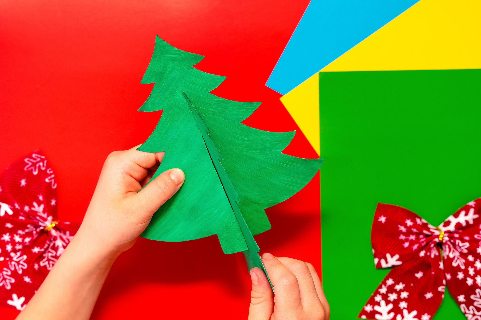 一张纸对折几次可以剪出4棵小树