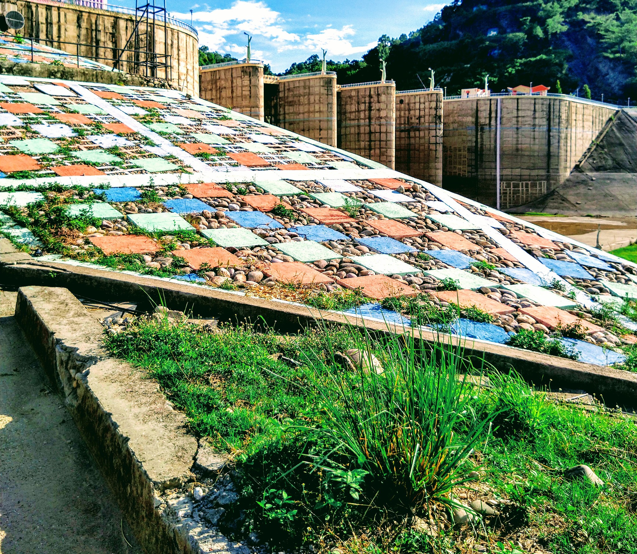 生态空间建设中的安全与韧性：城市风道、雨洪、避难和危险源管理