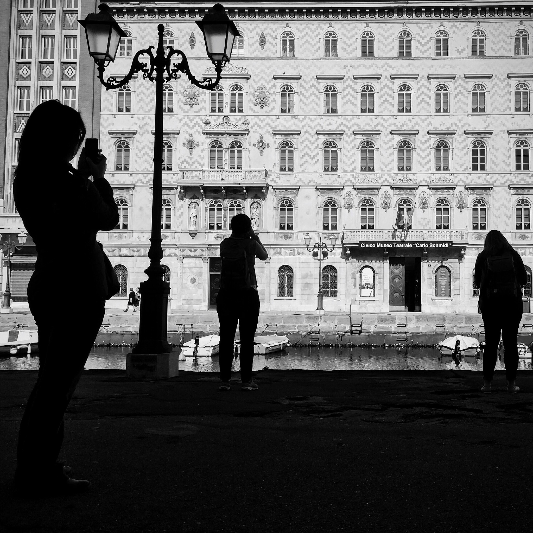 《城市之光》解读美国精神与文化：自由、平等、人道主义