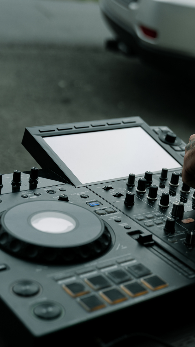 U盘插入电脑连接之后ddj400是怎么样把自己喜欢的歌曲剪辑？