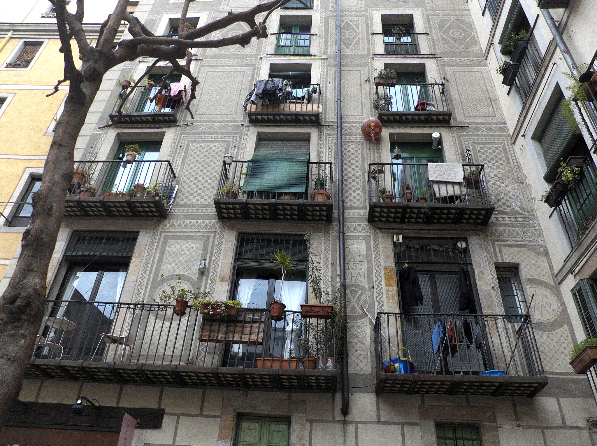 、楼下大概率是没人住的我住8楼衣服掉6楼阳台了2、目前没啥长点工具3、如果求助物业房东会因为一件t恤帮我开门拿出来吗未知情况PS：已买钩子实在不行只能自己钓了