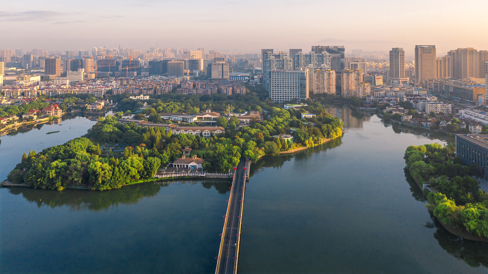 南京江宁区百家湖正东面的大型城市雕塑凤凰台,1999年建成,