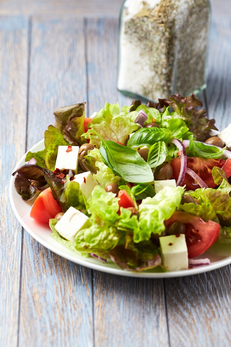 请给我一道菜谱我有原料酸黄瓜、哈密瓜、羊肉、鸡蛋、西蓝花。