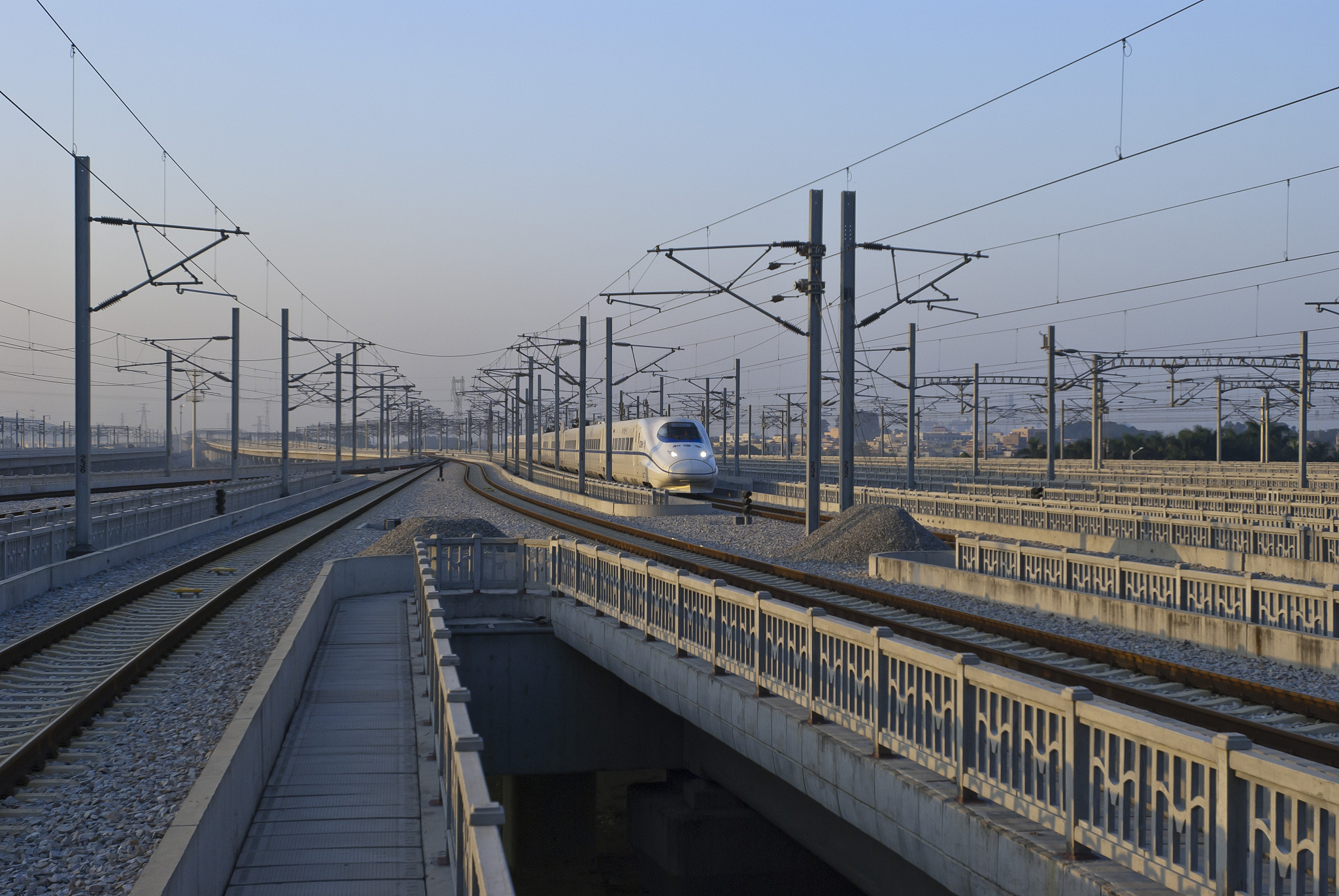 改写：By 2025 about 38000 km of high-speed railways will be built and the total railway network will be 175000 km