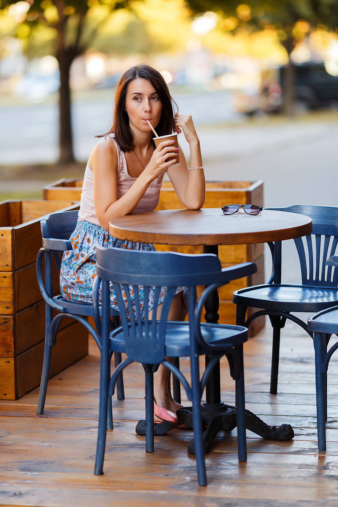 翻译：La serie Elodie ideata da Chiara Andreatti si distingue per una struttura metallica visibile e ampie imbottiture che compongono i sedili I cuscini del divano e della poltrona si appoggiano su una s