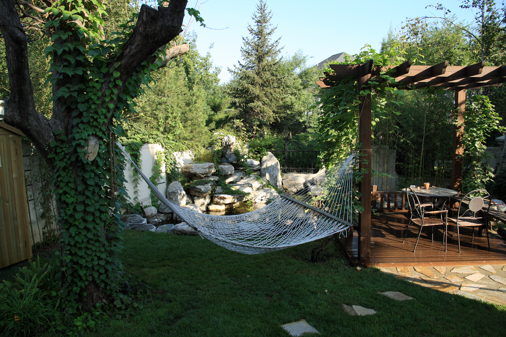 济南创高户外庭院施工现场精工细作展风采敬业施工创佳绩此时同事正在打磨板材用于庭院空间改造为你的户外空间增添户外景观小品打造舒适有风度的空间