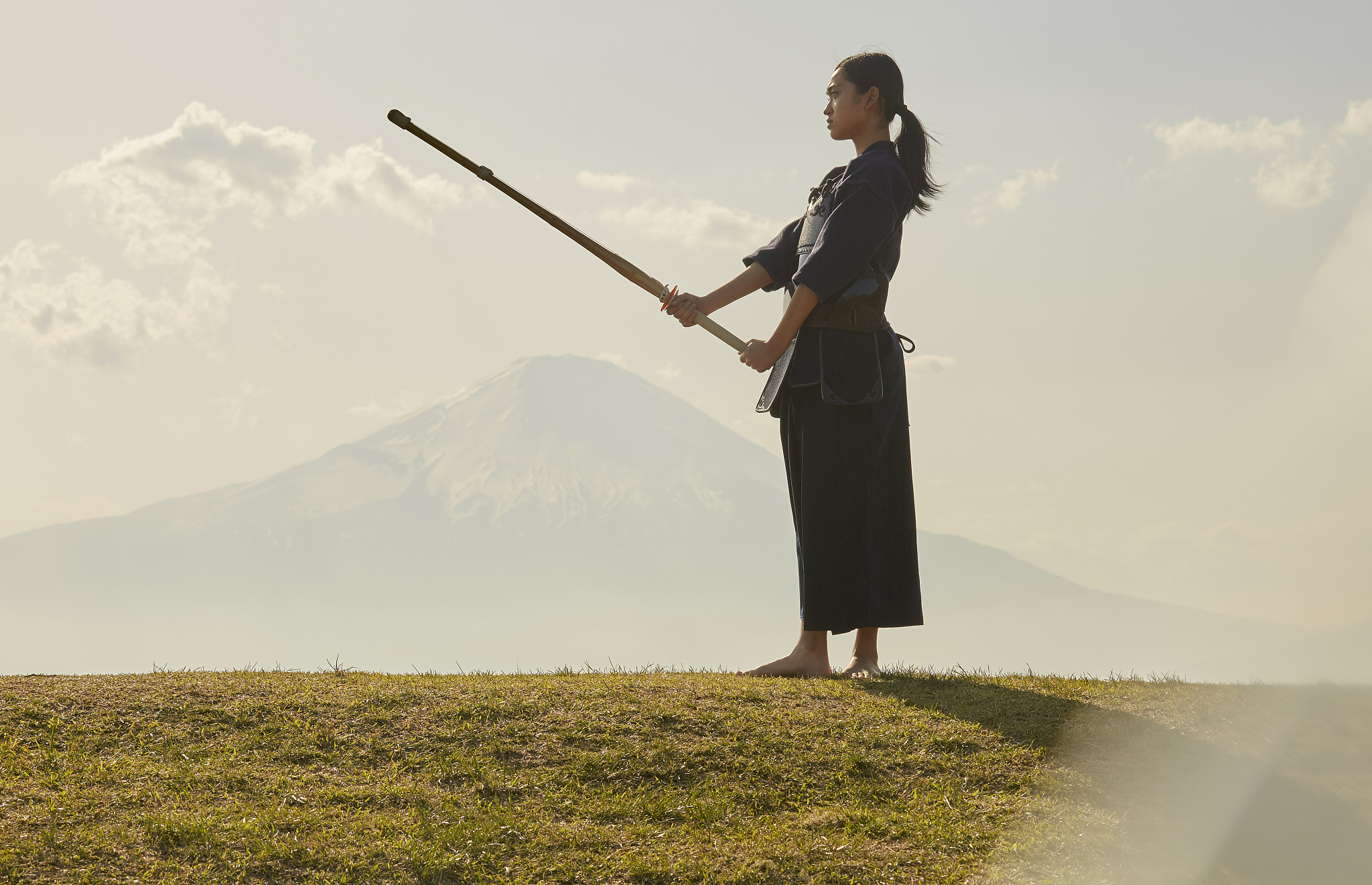 我是一位武士现在请你美丽的骑士小姐爱慕我的骑士小姐写一封长信突出你的美貌与魅力展现你的贤惠与聪颖并表达自己身体和容颜的完美最后提出期待与我共度良宵的请求。