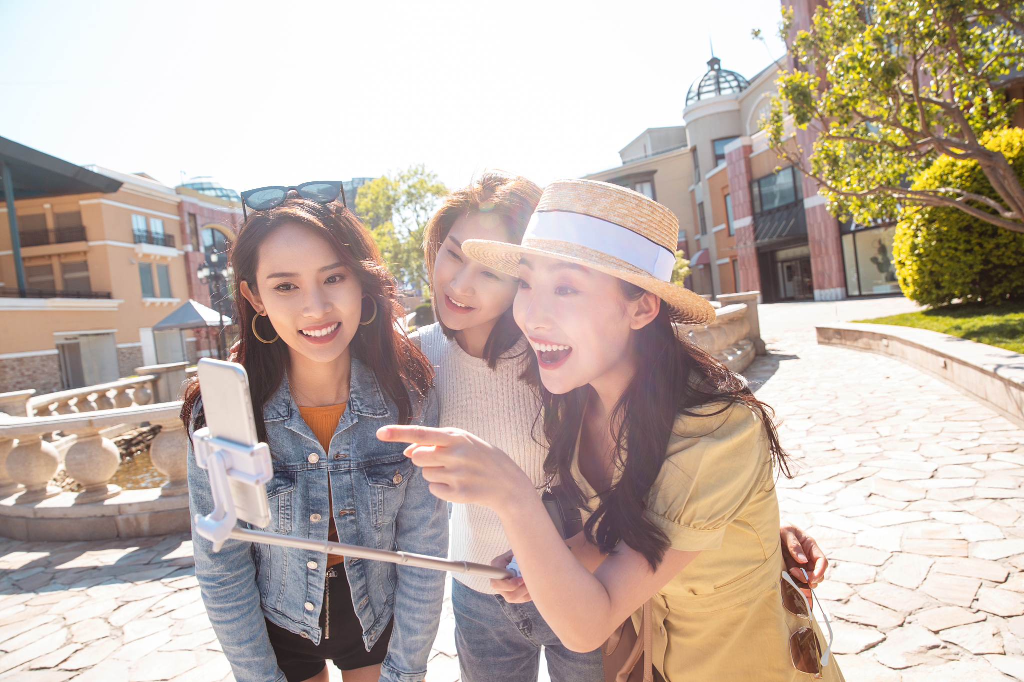 怎么委婉的表达
“第一张很好看，不止是手。”