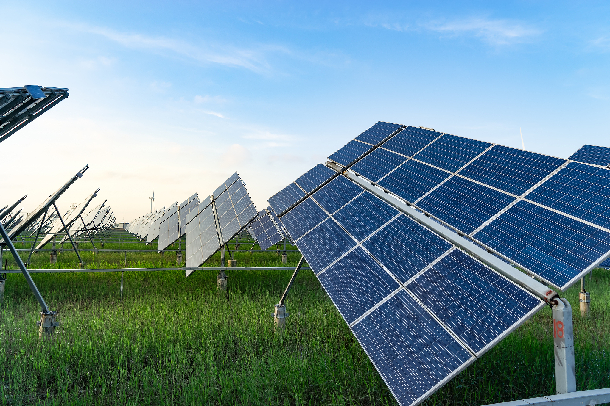 我们可以使用更清洁和可再生能源如风能和太阳能减少对化石燃料的依赖。我们可以采取更环保的生活方式如骑自行车、步行或使用公共交通工具。我们可以在家庭、社区和全球范围内共同行动以减少碳排放并保护我们的星球。