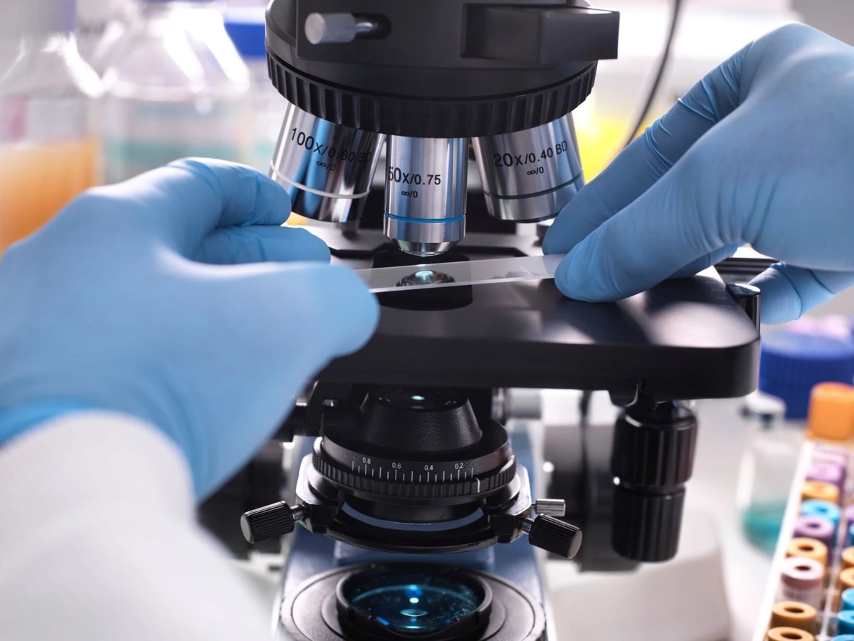 为什么要求制片完全干燥后才能用油镜观察？