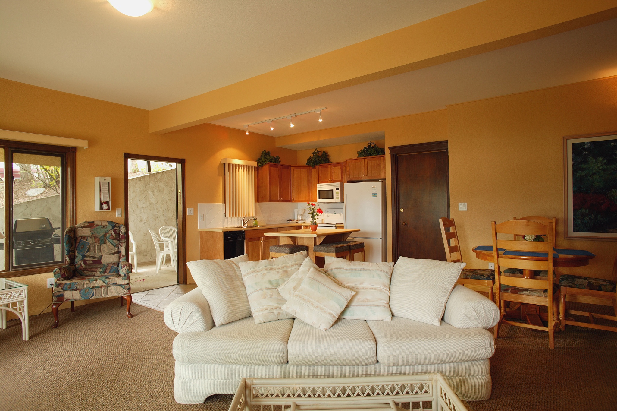 用英文写这篇论文的从《老友记》和《爱情公寓》中看中美幽默的表达差异分的部分段落尽量长一点严谨一点这部分标题如下Comedic Styles31 Friends老友记311 Relatable Situations and Characters312 Wordplay and Puns313 Slapstick Comedy