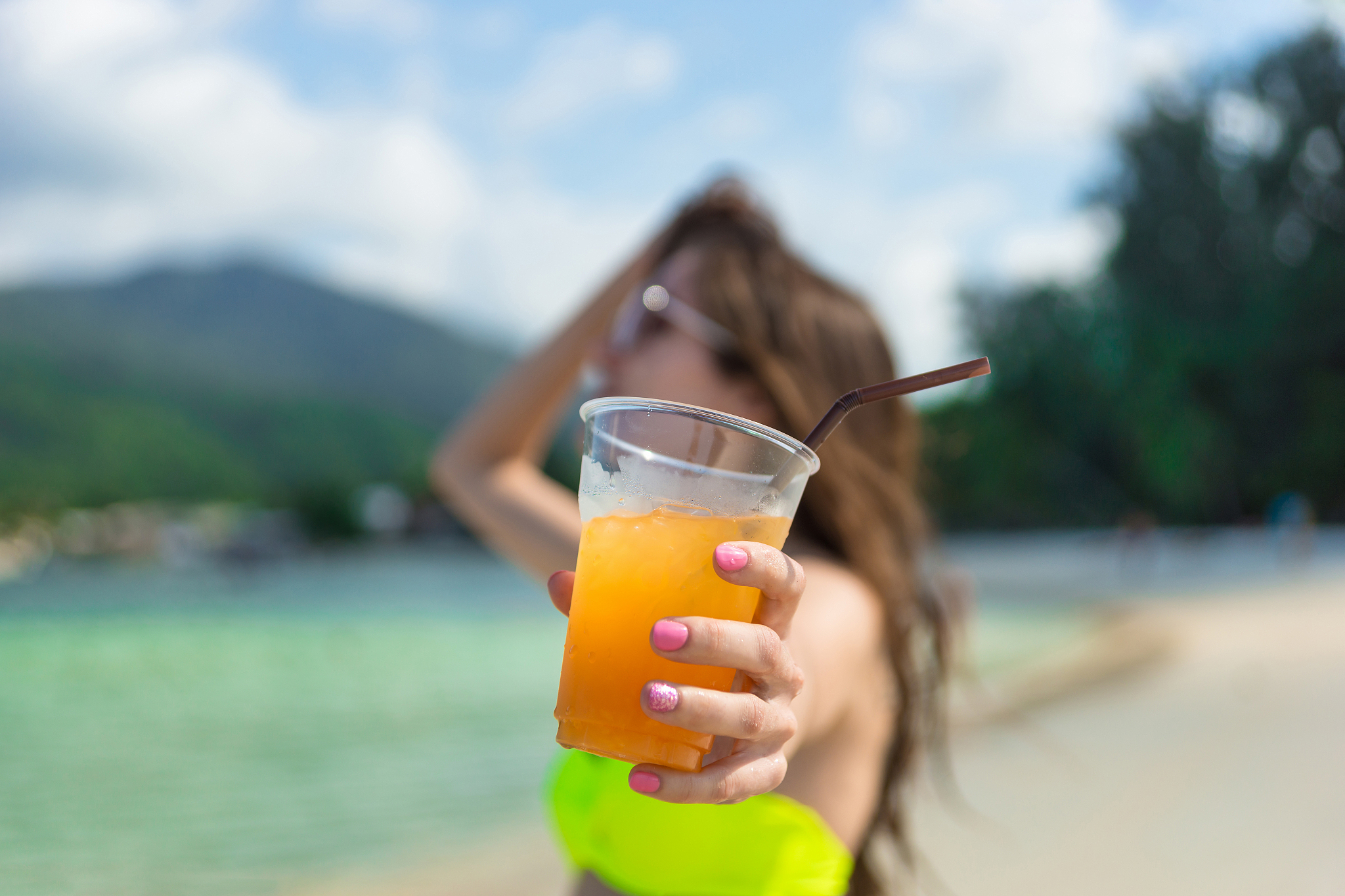 清新夏日：阳光女孩与橙汁的甜蜜邂逅