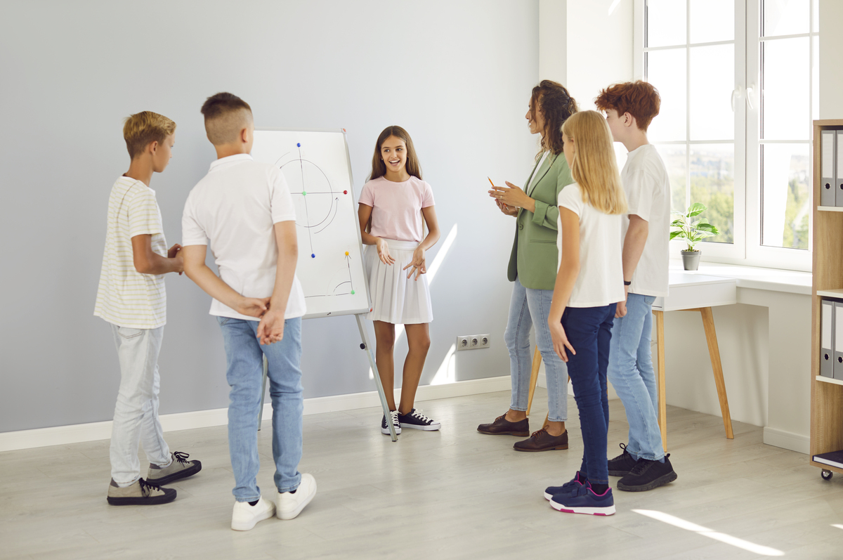 学校如何确保学生掌握所讲知识？