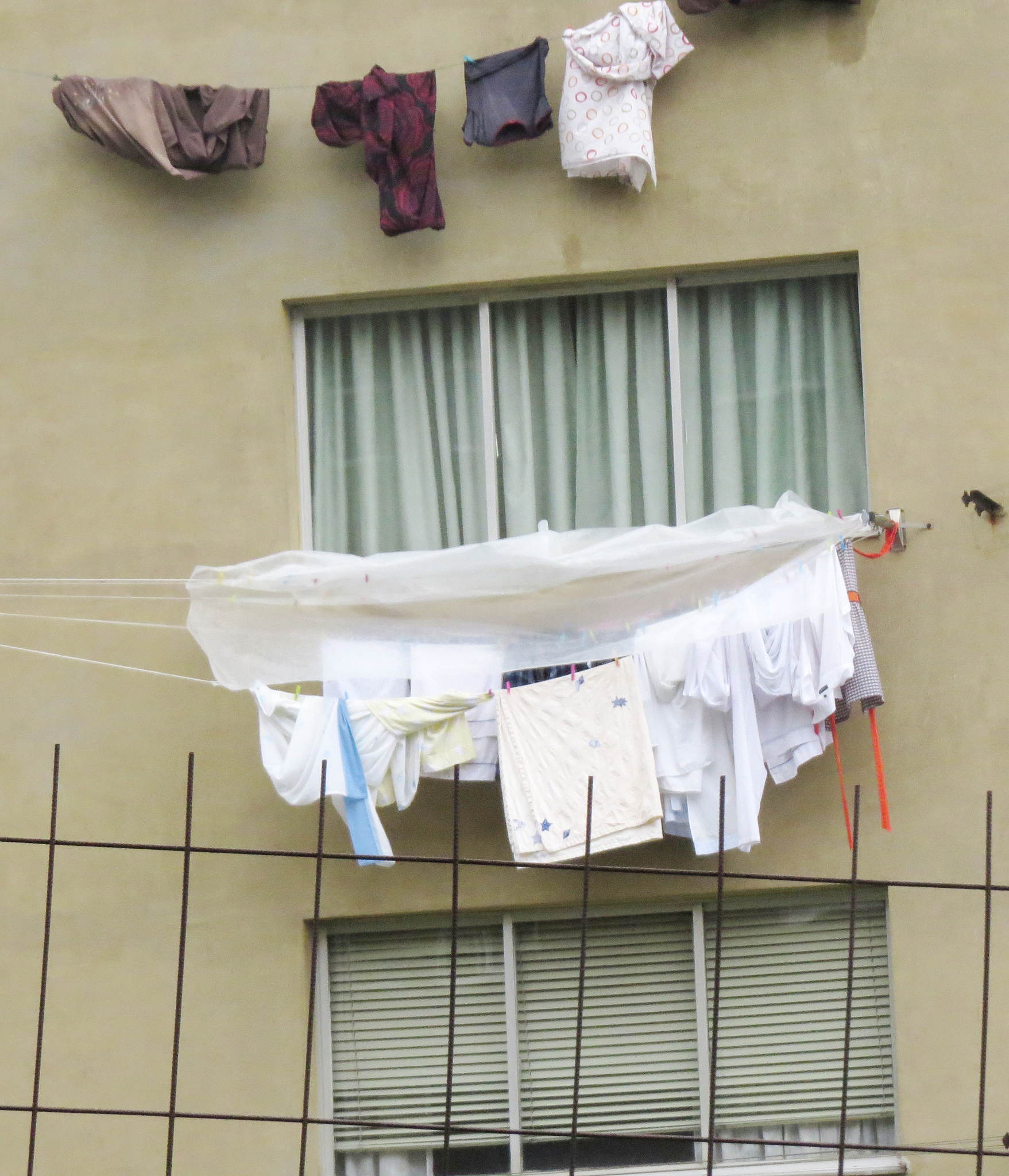 晒干的衣服掉地上要重新洗吗，