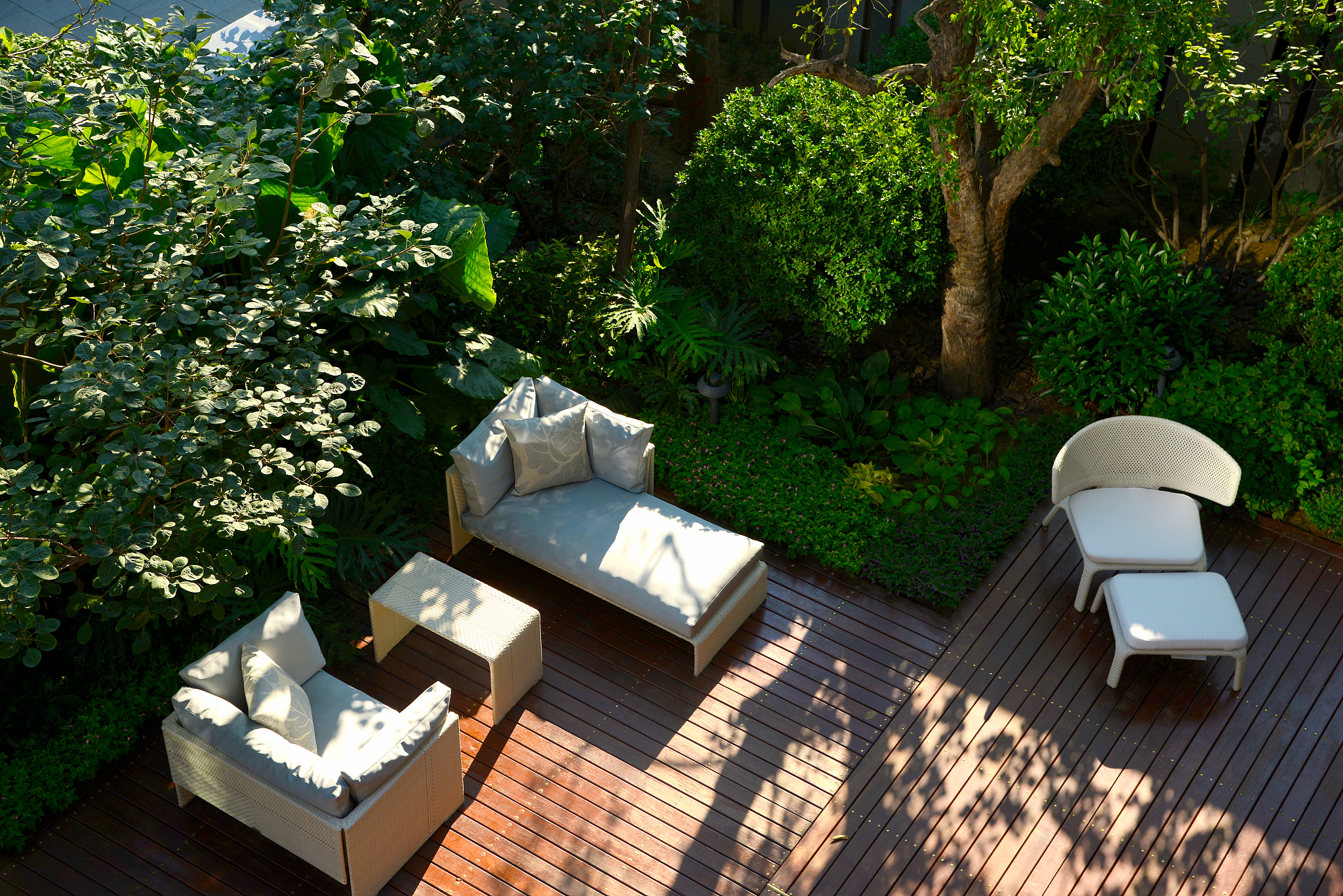 庭院花园户外空间专用地板酷暑严寒天都耐用木质美观线条流畅防水防晒防滑防腐蚀设计用这款木质地板无漆味健康环保无公害铺上效果质感体验肉眼可见表面光滑无毛刺在家有小孩的可光脚在上面行走脚踩舒适不硌脚平时暴晒不褪色不易变形解决你后续免打理顾虑真正体验懒人式花园体验只为你做高端户外地板的文案