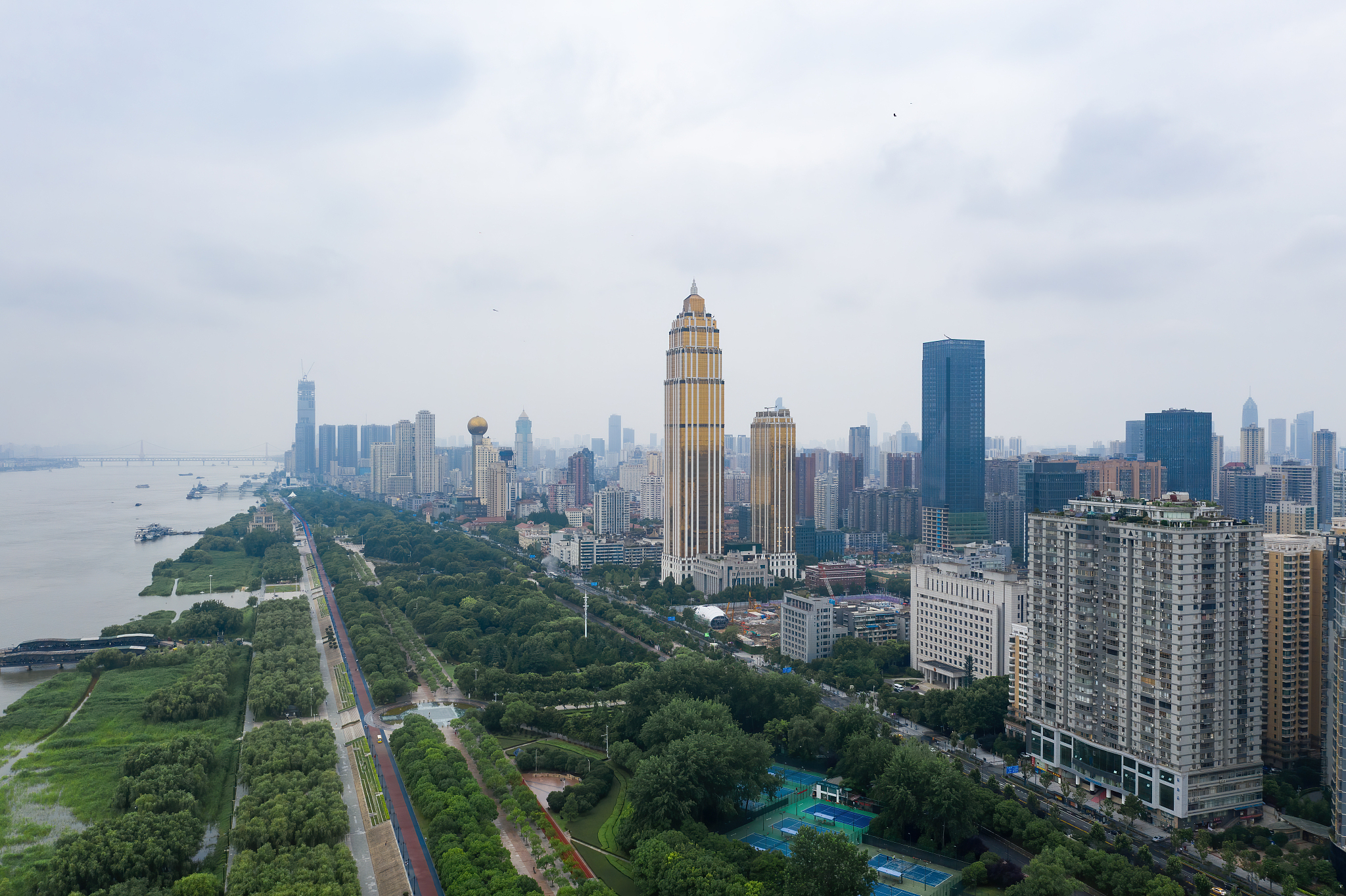 论述施工组织设计中心园宾馆项目施工组织设计文明施工及环保措施。