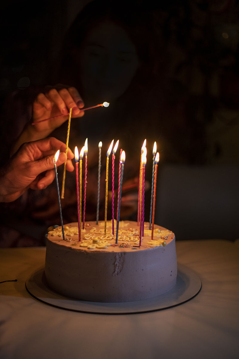 帮我也一首诗给女朋友的生日贺卡亲爱的今天是你的生日我想用诗歌来祝福你。你是我生命中最美的风景你的微笑如春天的阳光你的眼神如夜空的星光。你是我生命中最温暖的港湾你的拥抱如家的怀抱你的声音如清晨的鸟鸣。你是我生命中最珍贵的礼物你的爱如大海的浩瀚你的陪伴如山间的清风。在这个特别的日子里我祝福你生日快乐愿你的每一天都如此美好愿我们的爱情永远如此温馨。爱你的我继续