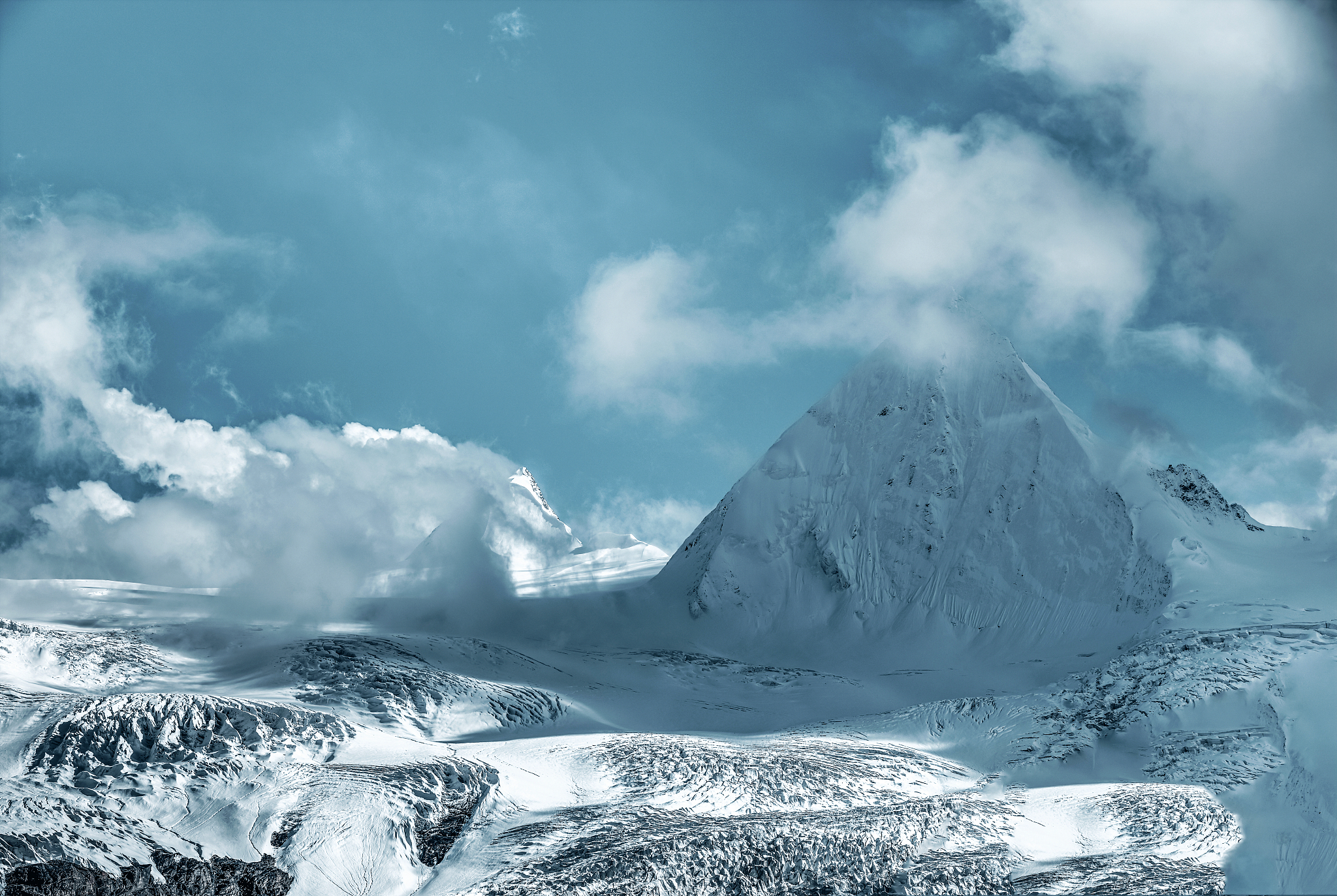 今天我观看了专题片《领航》在新中国成立以来我国取得的重大成就基础上党和国家事业发生了历史性变革。当珠穆朗玛峰上一片片雪花正悄然落下当戈壁里的沙尘暴正咆哮着冲向防风林带时我不禁赞叹祖国的鬼斧神刀当西湖的湖面又变的烟雨朦胧当大运河旁边的柳枝又随风飞舞我看到了祖国的寸寸柔肠；当黄果树瀑布的水汽迎面扑来当长江滚滚的江水正拍打着西陵峡的暗礁我感到了祖国宏伟的气势。在原意不变的情况下改写