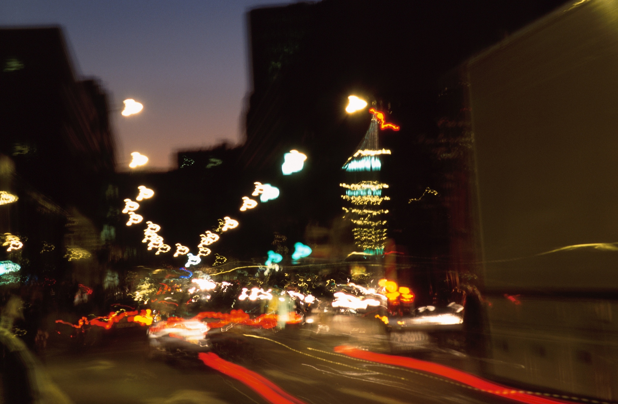 分析疫情封城期间瑞丽市夜间灯光亮度增加的原因、夜间灯光面积增大的原因