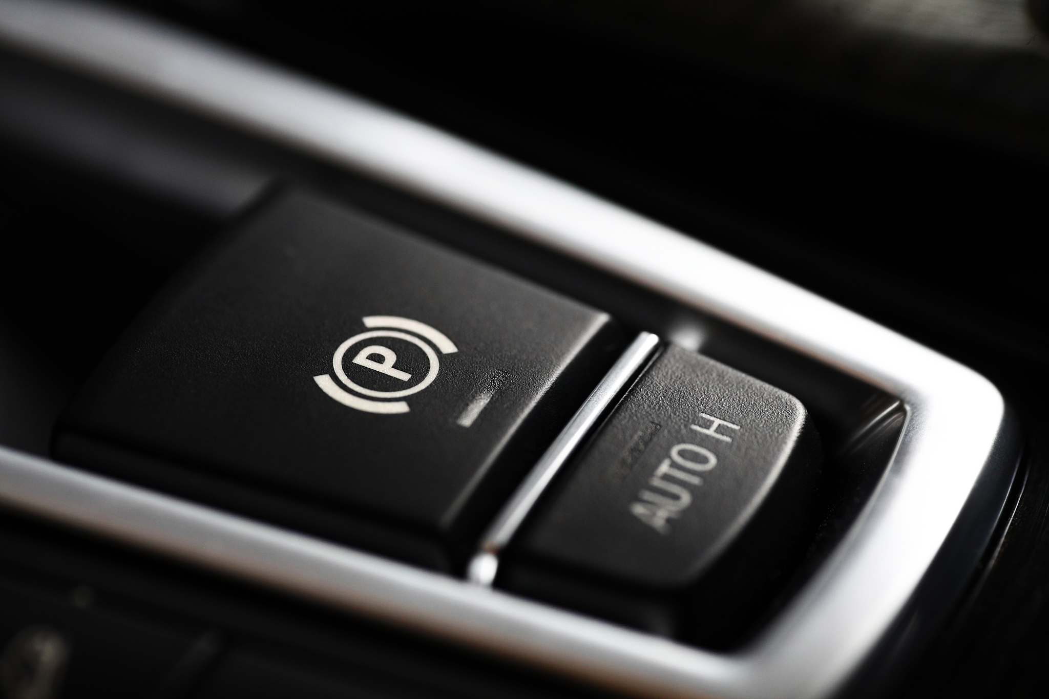 宝马使用运动模式全车瞬间没电熄火之后又着车了是怎么回事？ 200字