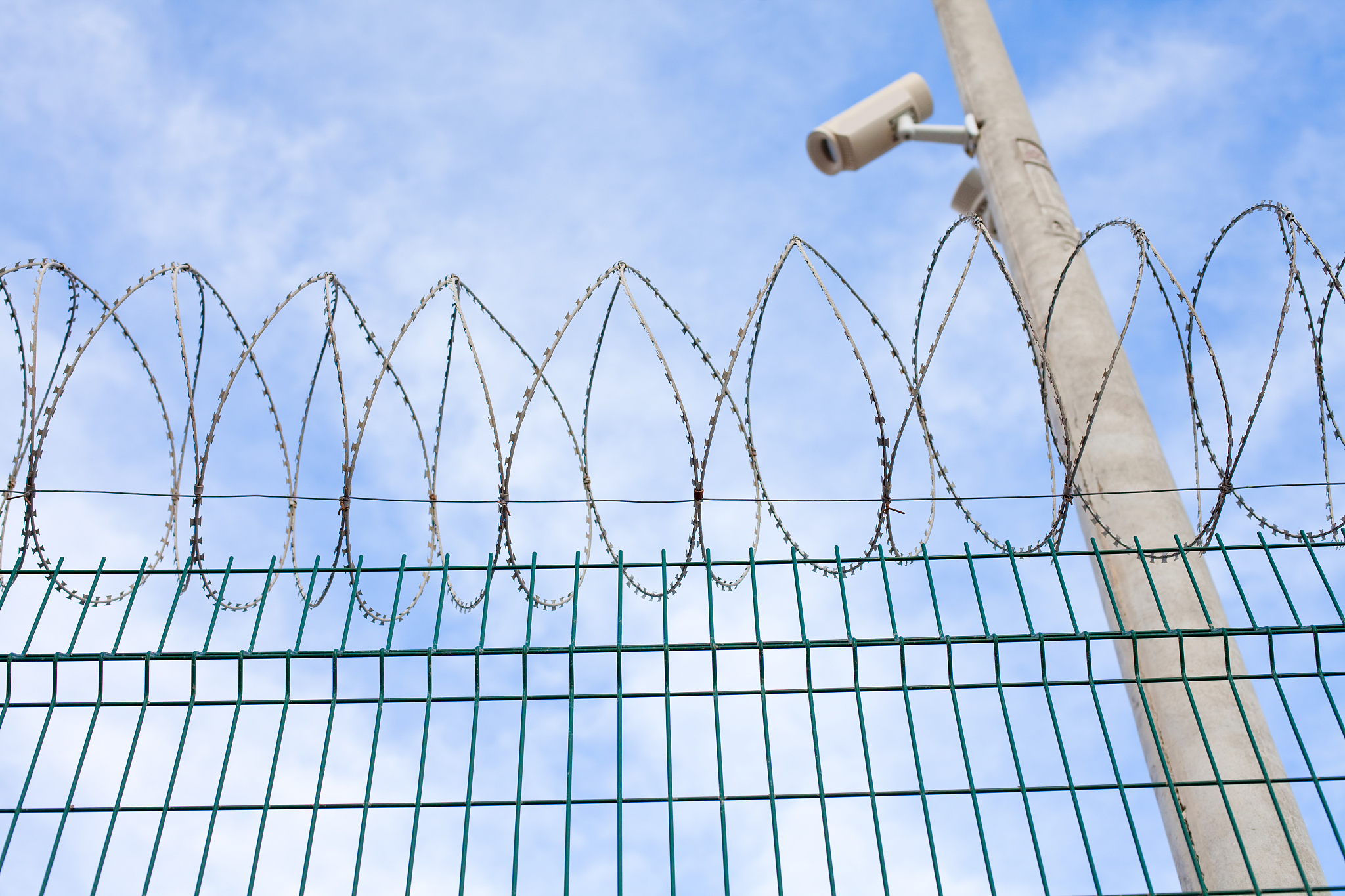 用传感纤维爬上围栏来模拟破坏性的人为干扰。这句话什么意思