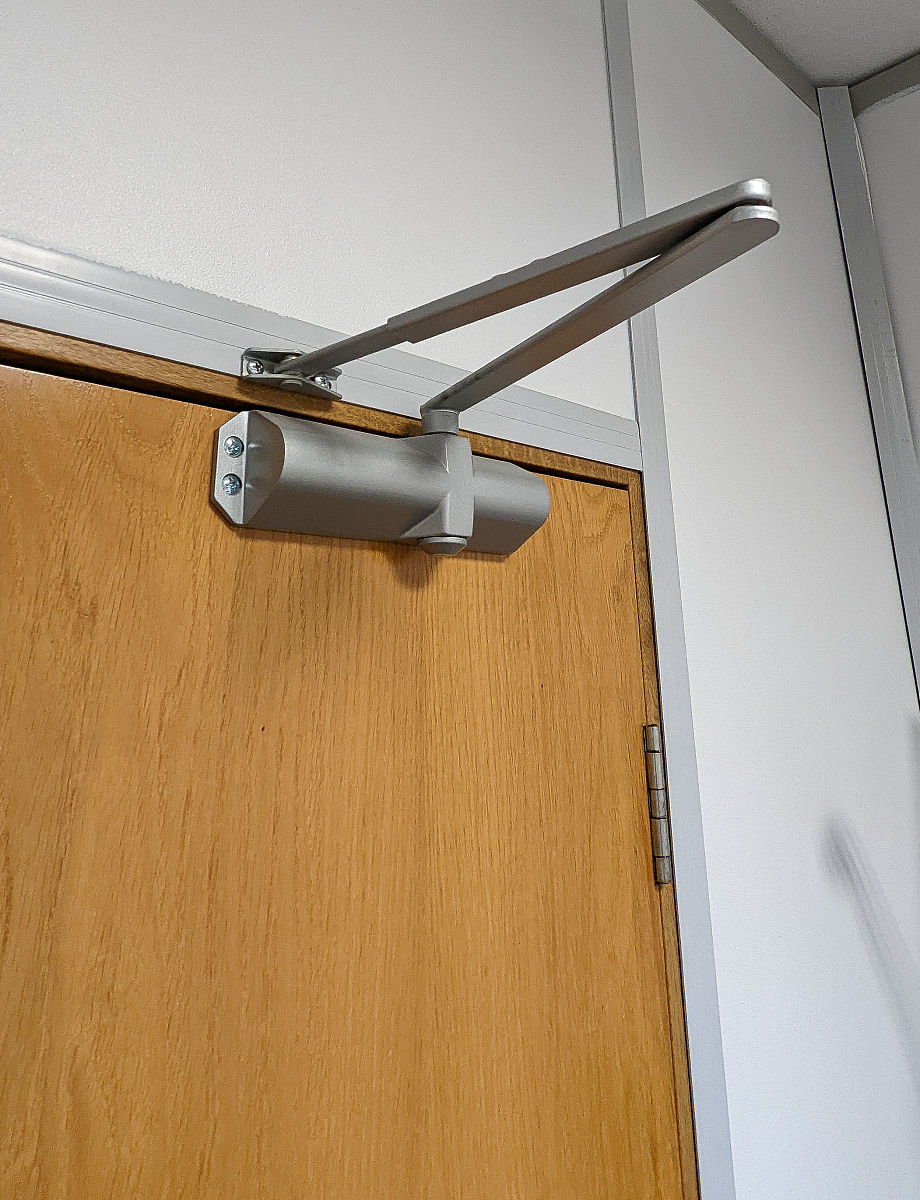 四联动推拉门需要几个阻尼器？安装位置在哪？