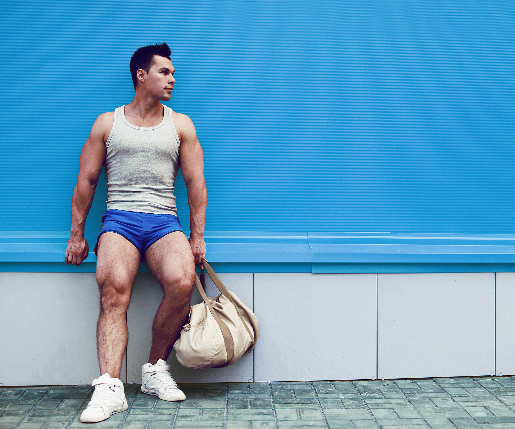 健壮体育生 vs 瘦弱男生：鲜明对比，展现力量与脆弱