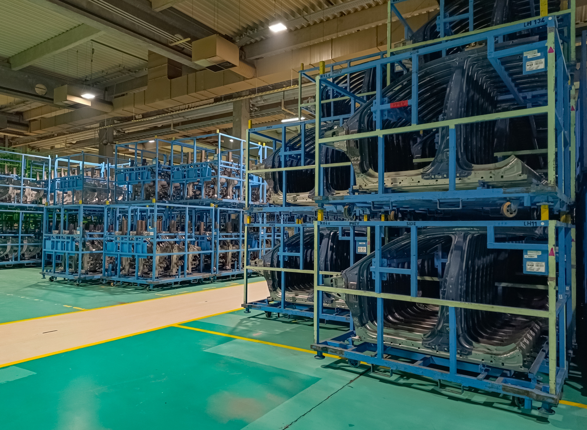 阮忠瑨（2021）论述到厦门Y食品公司的自动化立体仓库是一个高度智能化的系统，它采用了先进的物流管理技术和自动化设备，能够以高效、准确和安全的方式进行仓库管理和货物储存。然而，这个仓库管理系统在实际应用过程中仍然存在一些问题，例如仓库容量利用率不高、货物流转效率不够、库存管理不精细等。因此，本文在对该仓库进行深入分析的基础上，提出了一系列优化措施，包括优化仓库布局、改进货物存储方案、优化仓库作业流程等，以提高仓库的效率和管理水平。换个表达100字