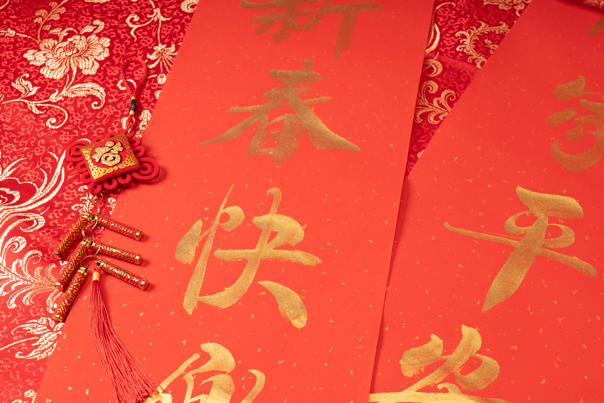 国庆佳节新婚喜筵感谢亲朋好友写一幅上下联各十六字大门对联