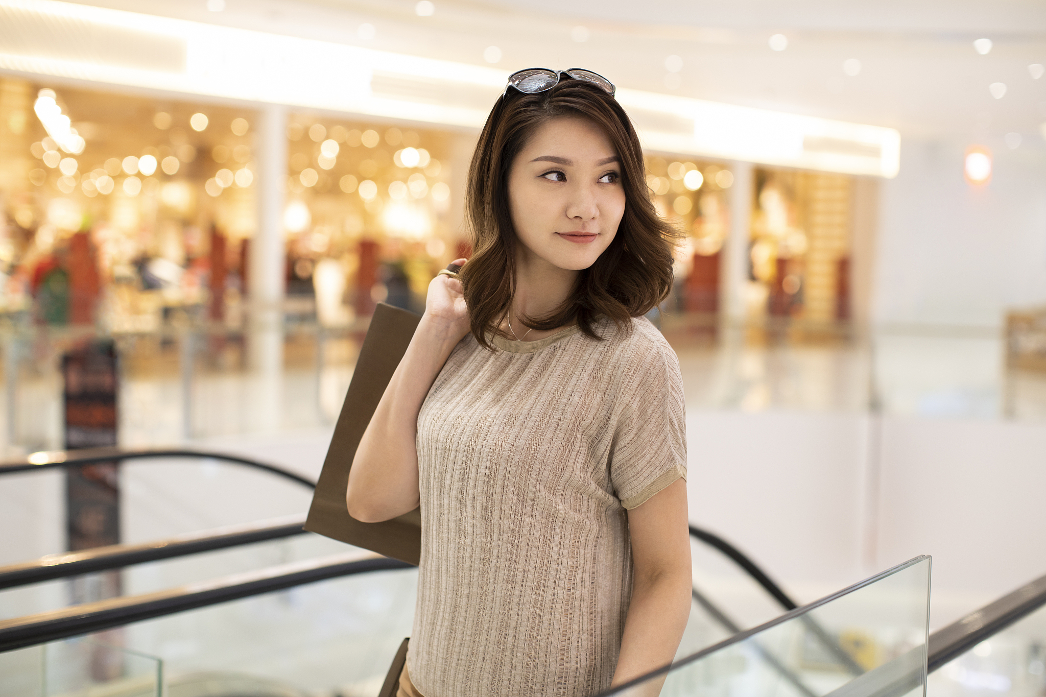 优雅女士逛商场