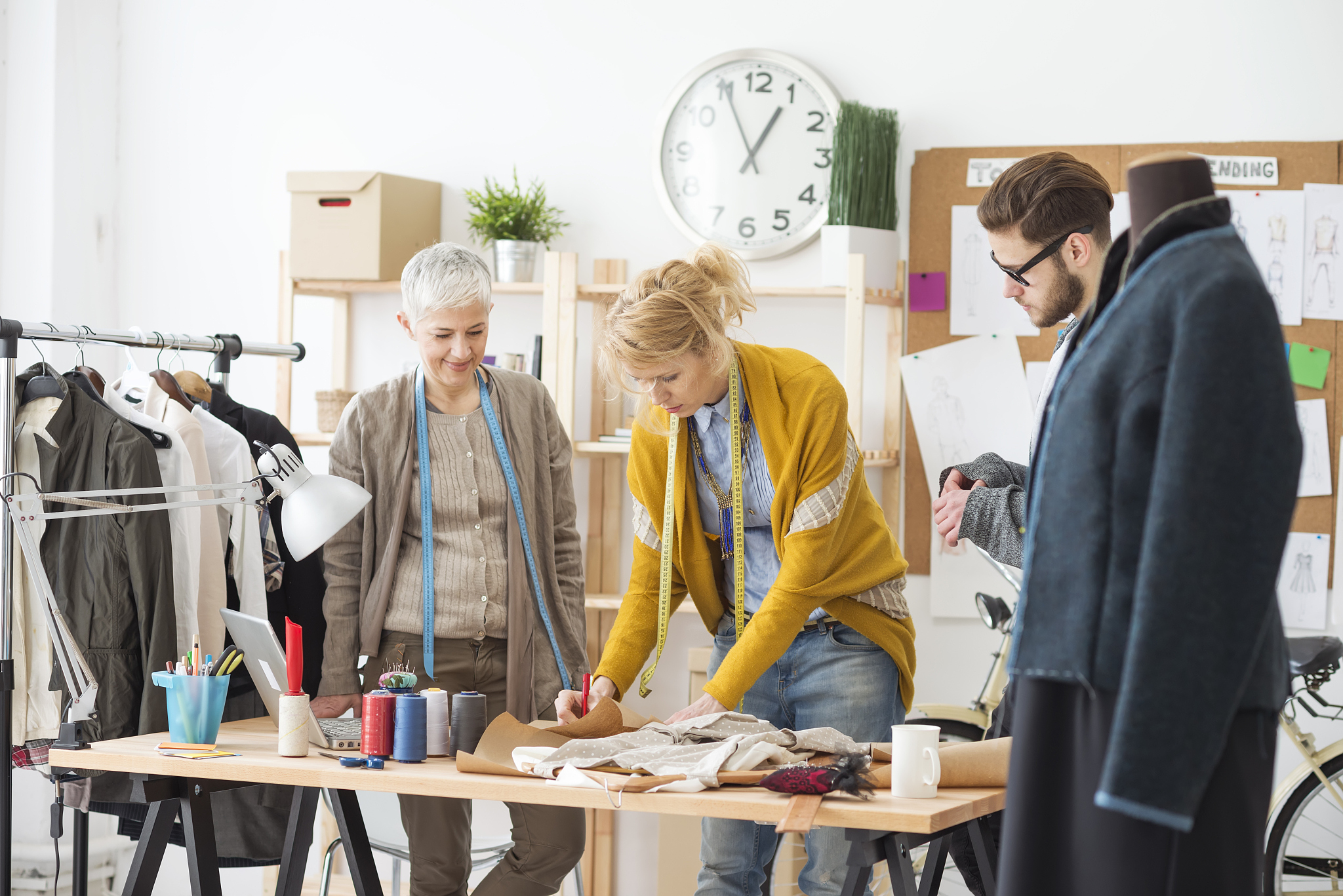 写一段技术导师对见习期员工半年的评价