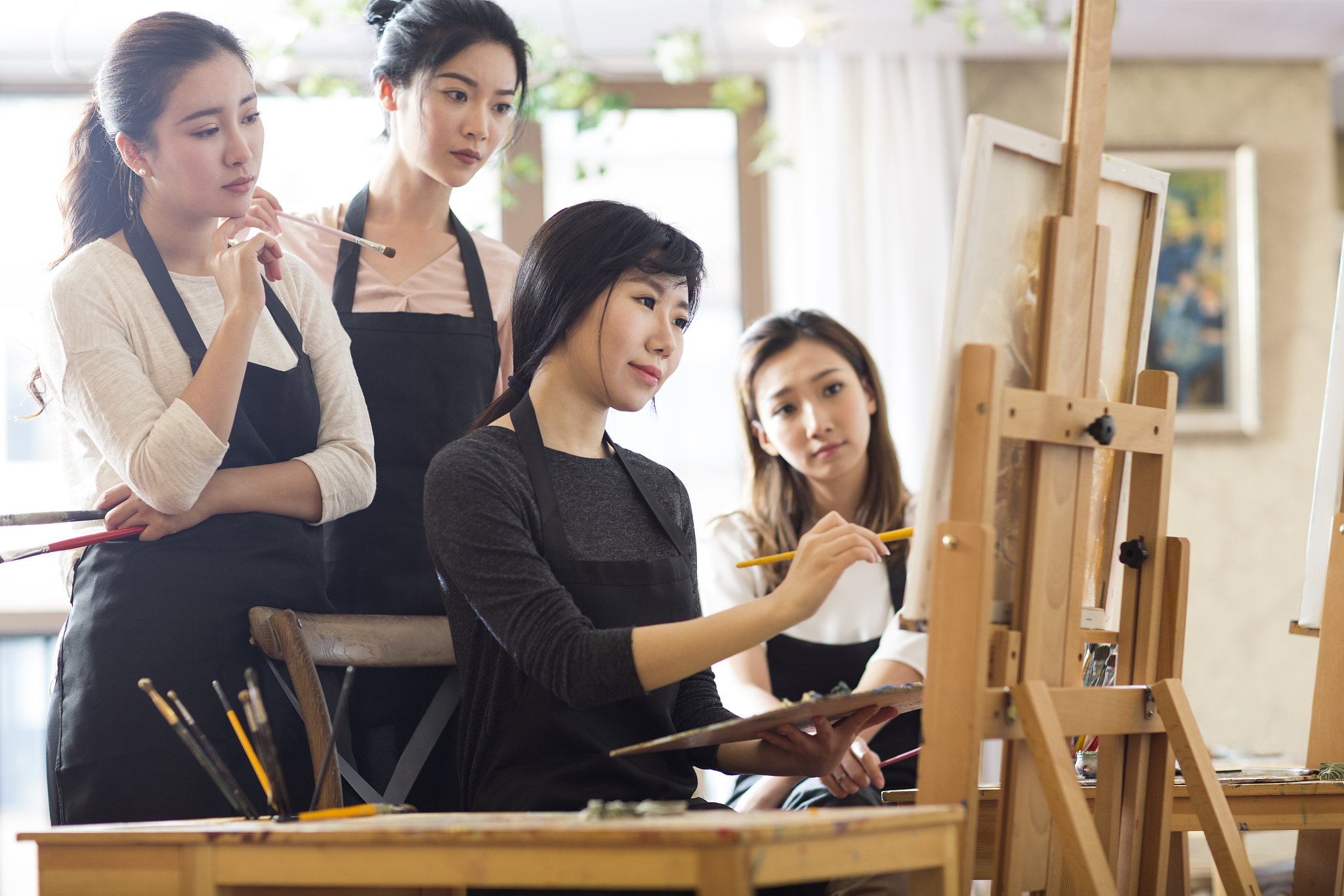 小学美术老师必备条件：热爱、专业、经验、教学技巧，全面解析