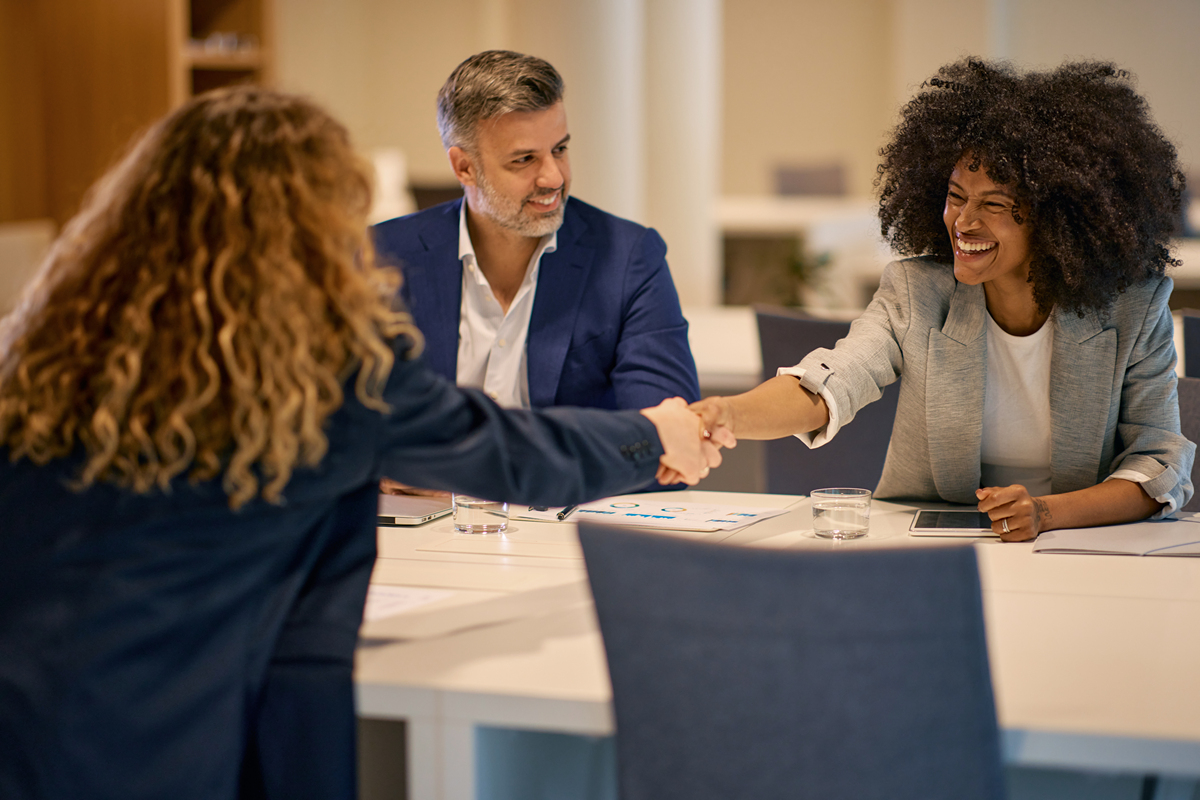 如何在职场中有效处理沟通中的文化差异？