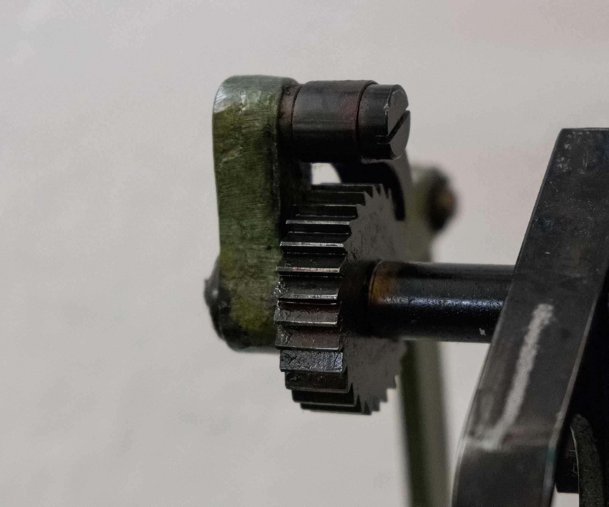 写一篇牵引农机具横移纠偏装置论文