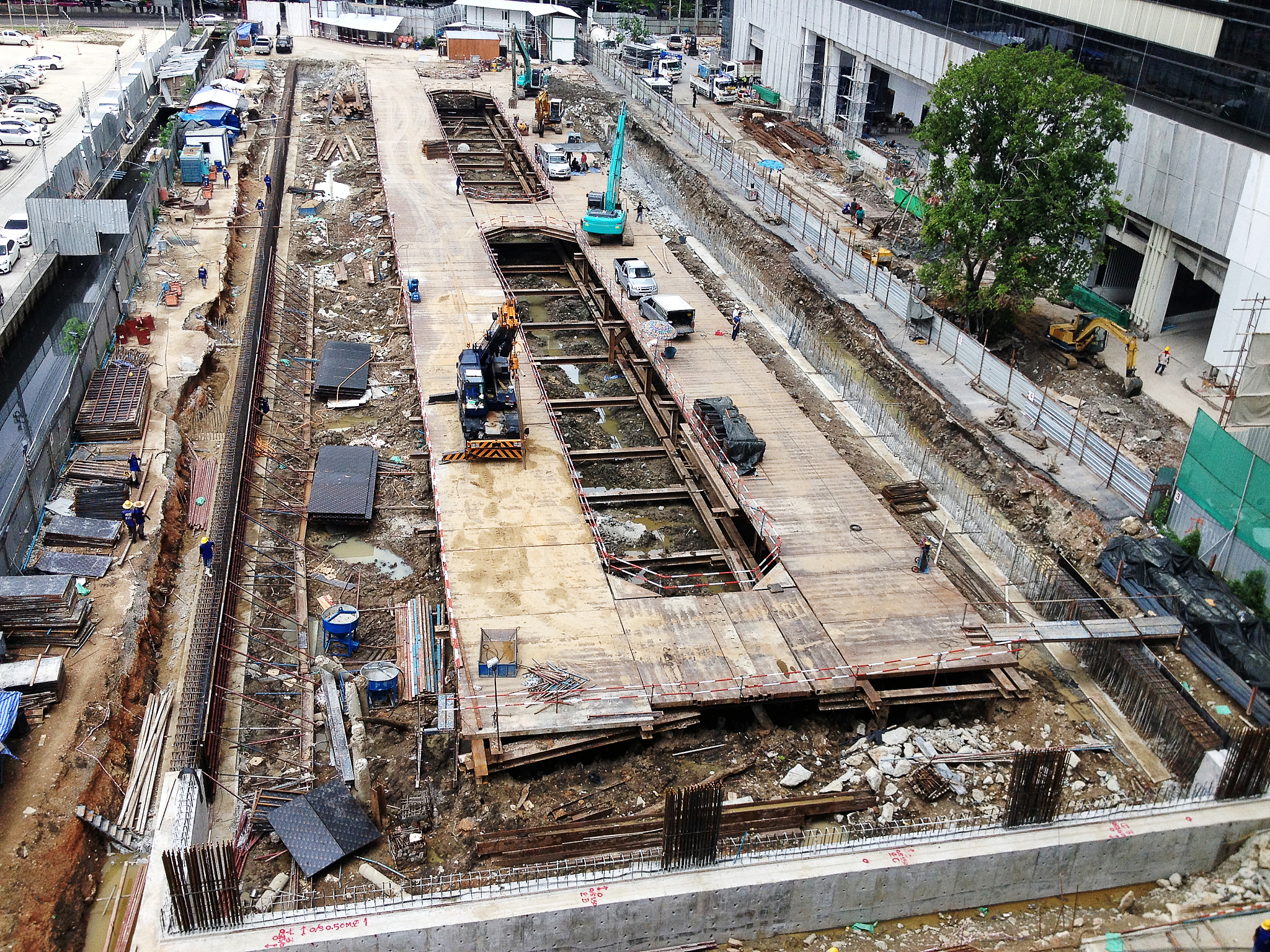 写一份公交港湾基础混凝土预埋件浇筑监理旁站记录关键部位关键工序 和发现问题及处理